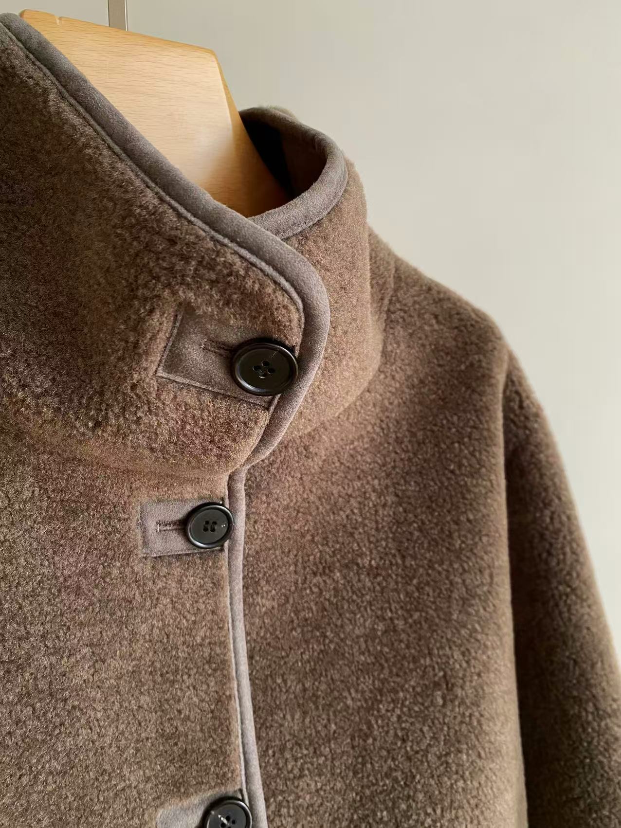 25。F秋冬 皮毛一体环保羊羔双面穿外套 毛毛一面采用优质颗粒毛面绒感拉满 皮面采用做特殊复合工艺大口袋