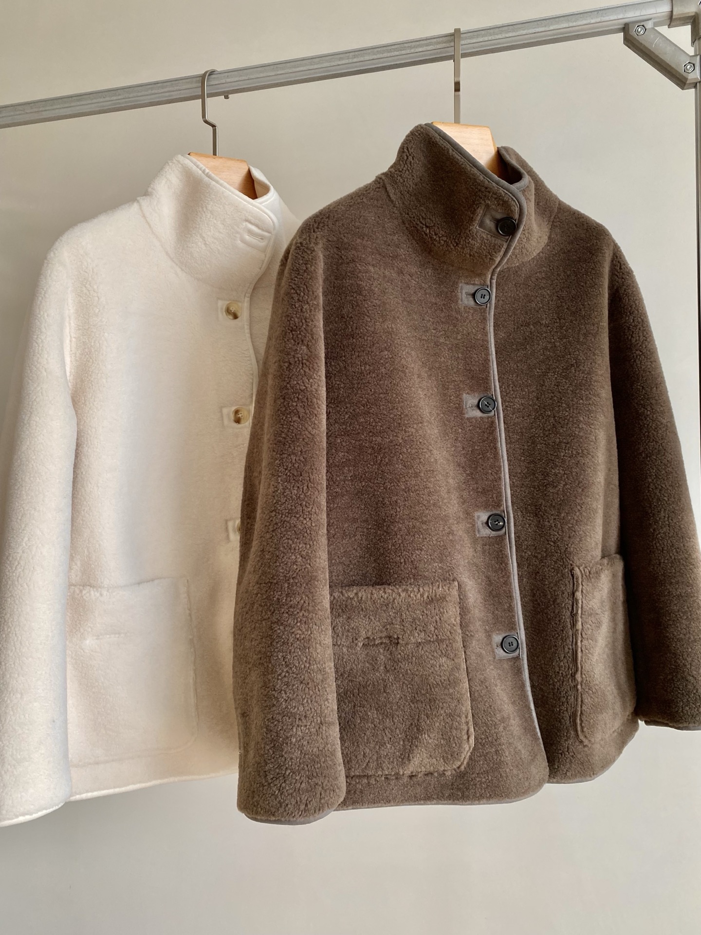 25。F秋冬 皮毛一体环保羊羔双面穿外套 毛毛一面采用优质颗粒毛面绒感拉满 皮面采用做特殊复合工艺大口袋