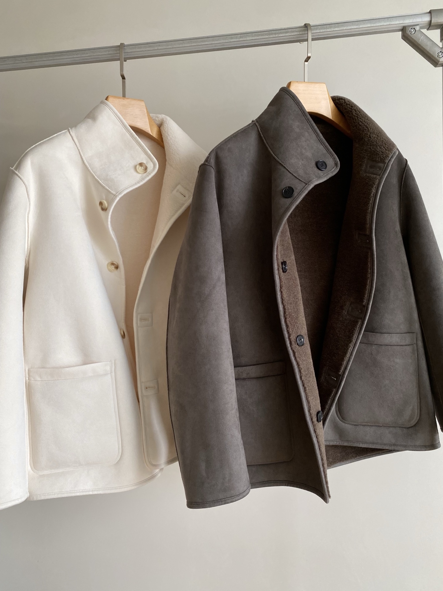 25。F秋冬 皮毛一体环保羊羔双面穿外套 毛毛一面采用优质颗粒毛面绒感拉满 皮面采用做特殊复合工艺大口袋