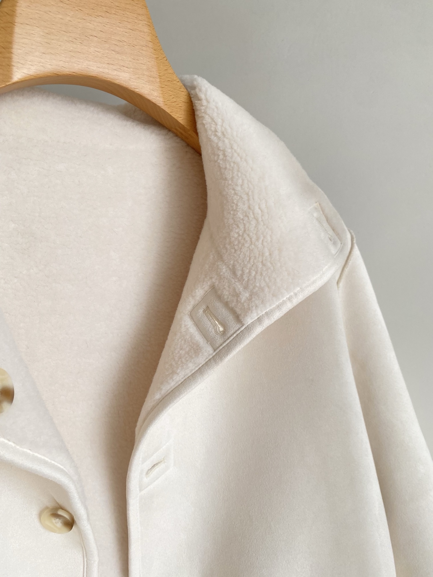 25。F秋冬 皮毛一体环保羊羔双面穿外套 毛毛一面采用优质颗粒毛面绒感拉满 皮面采用做特殊复合工艺大口袋