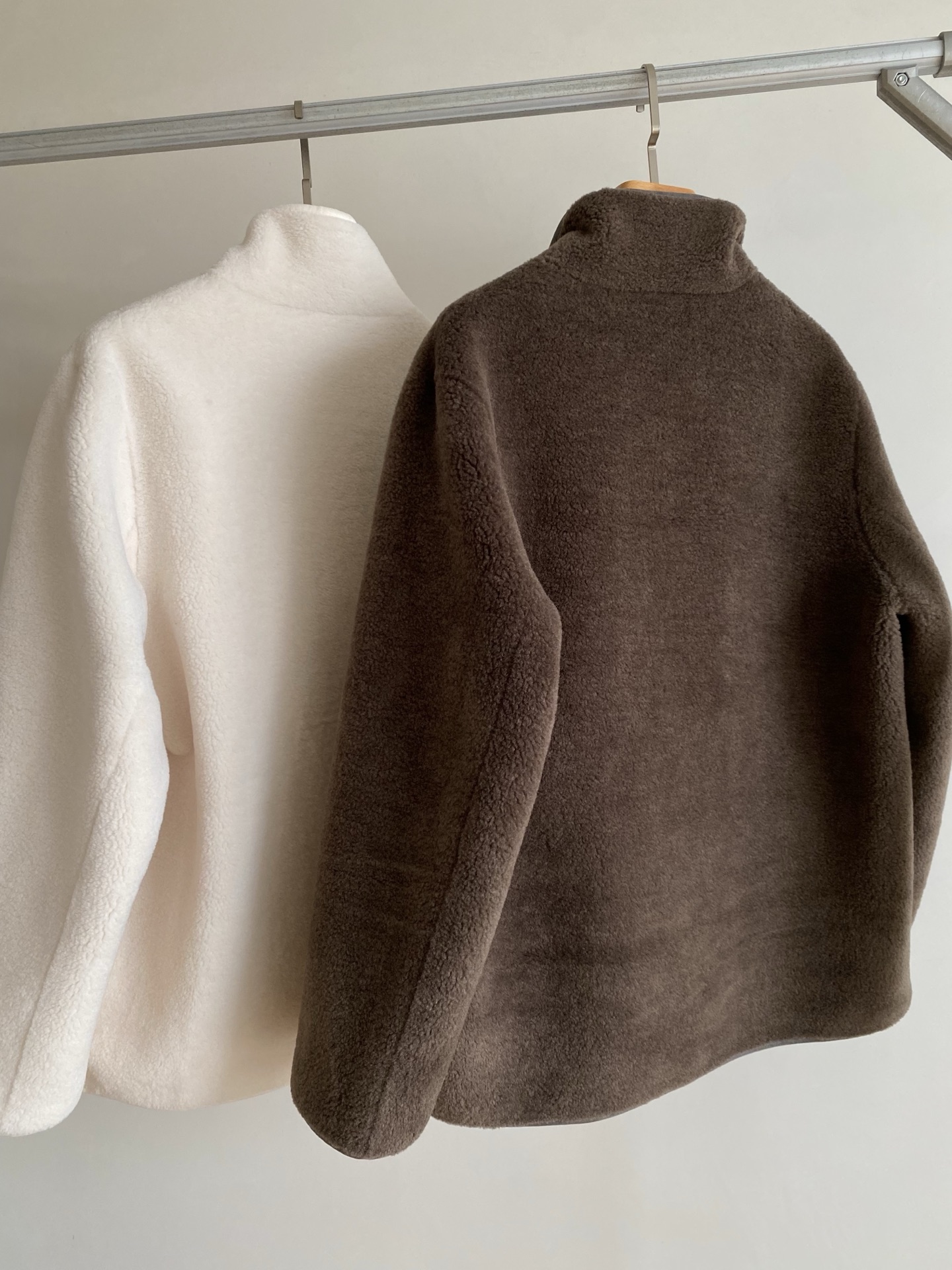 25。F秋冬 皮毛一体环保羊羔双面穿外套 毛毛一面采用优质颗粒毛面绒感拉满 皮面采用做特殊复合工艺大口袋