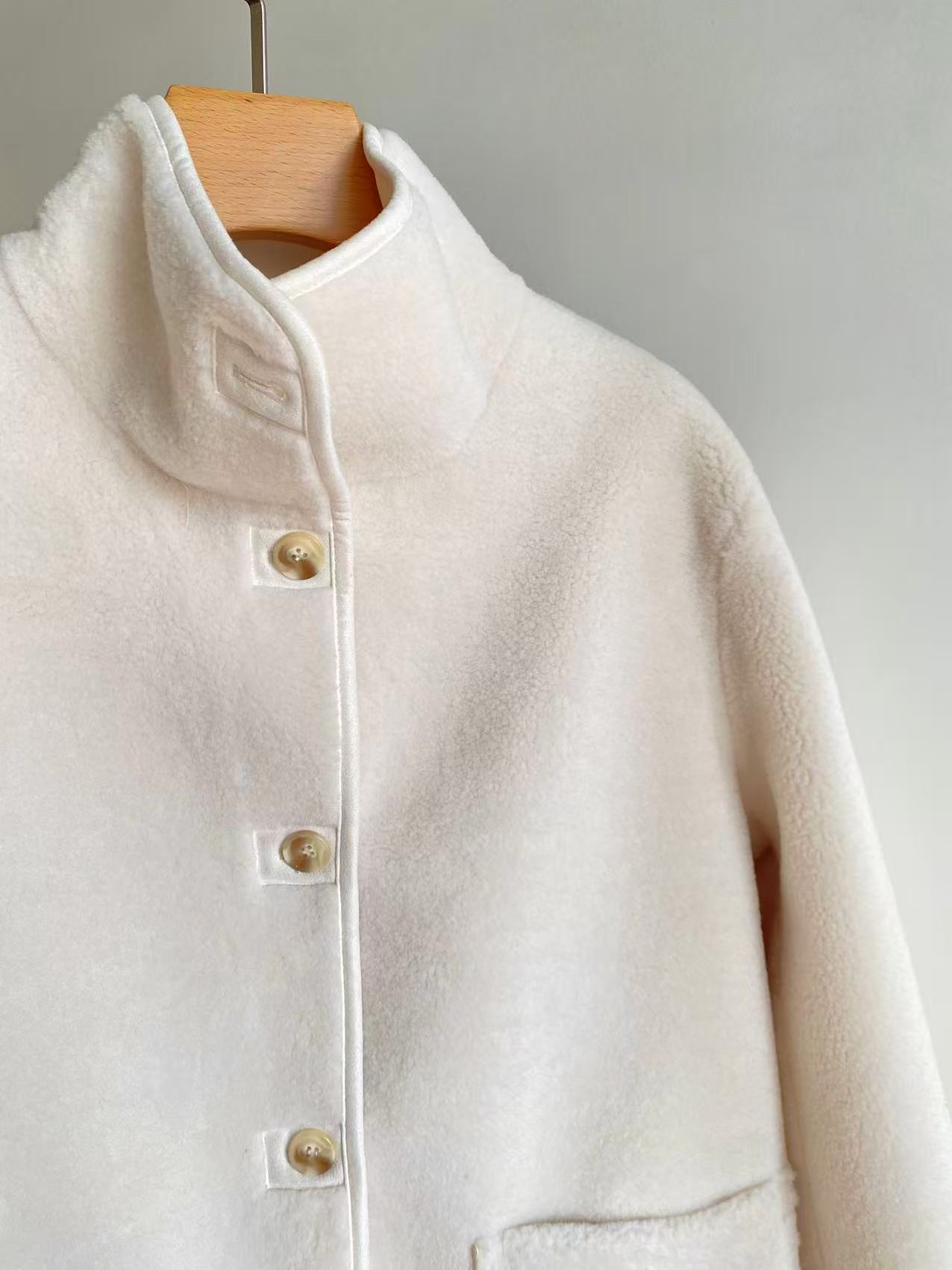 25。F秋冬 皮毛一体环保羊羔双面穿外套 毛毛一面采用优质颗粒毛面绒感拉满 皮面采用做特殊复合工艺大口袋