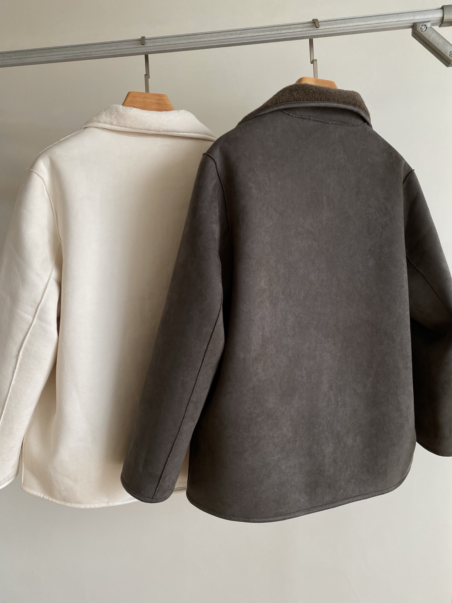 25。F秋冬 皮毛一体环保羊羔双面穿外套 毛毛一面采用优质颗粒毛面绒感拉满 皮面采用做特殊复合工艺大口袋