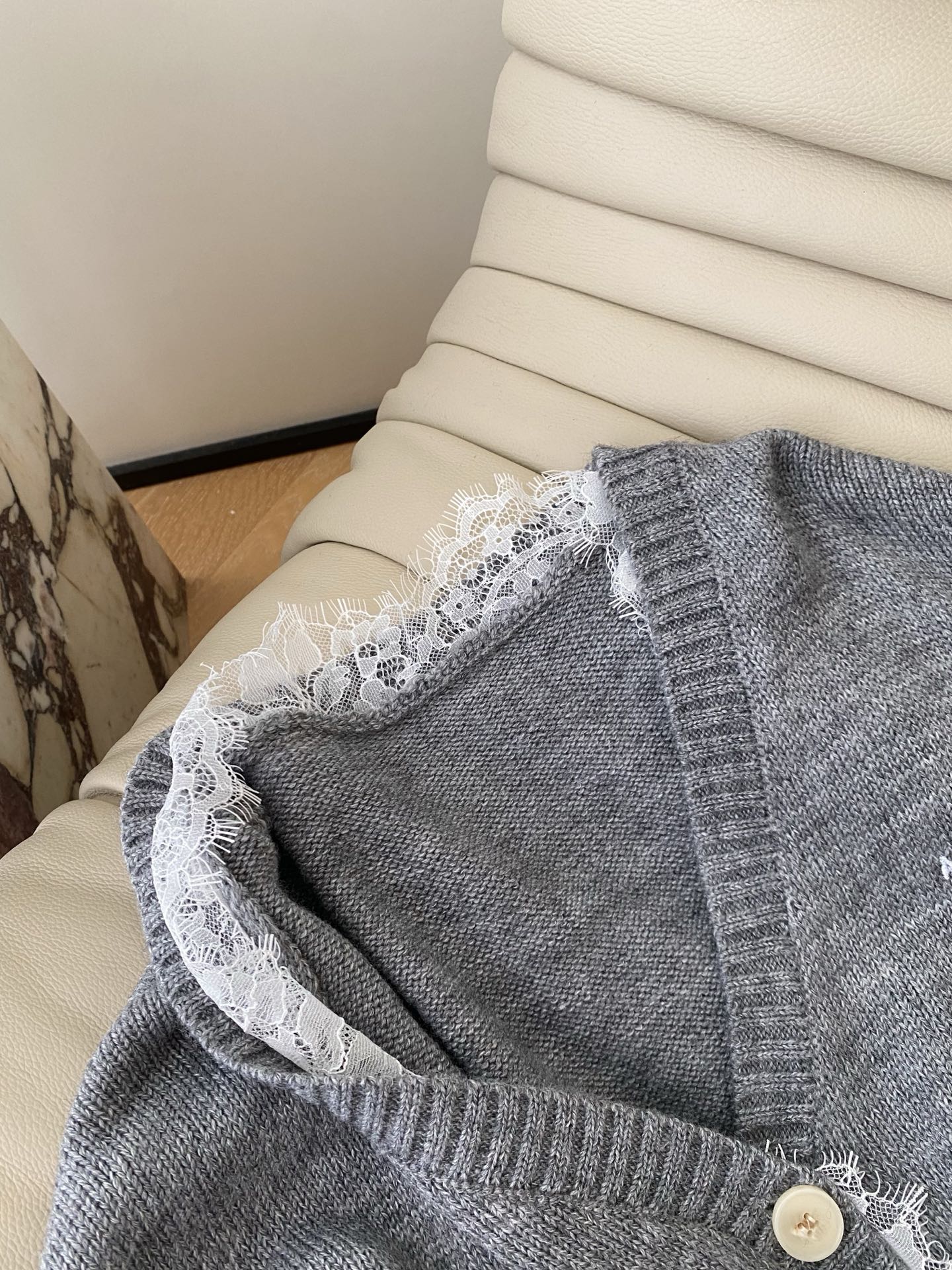 25。F秋冬 气质蕾丝拼接开衫 灰调针织是随性的松弛感 蕾丝内搭一露直接甜到冒泡泡纽扣和小标细节藏着小心