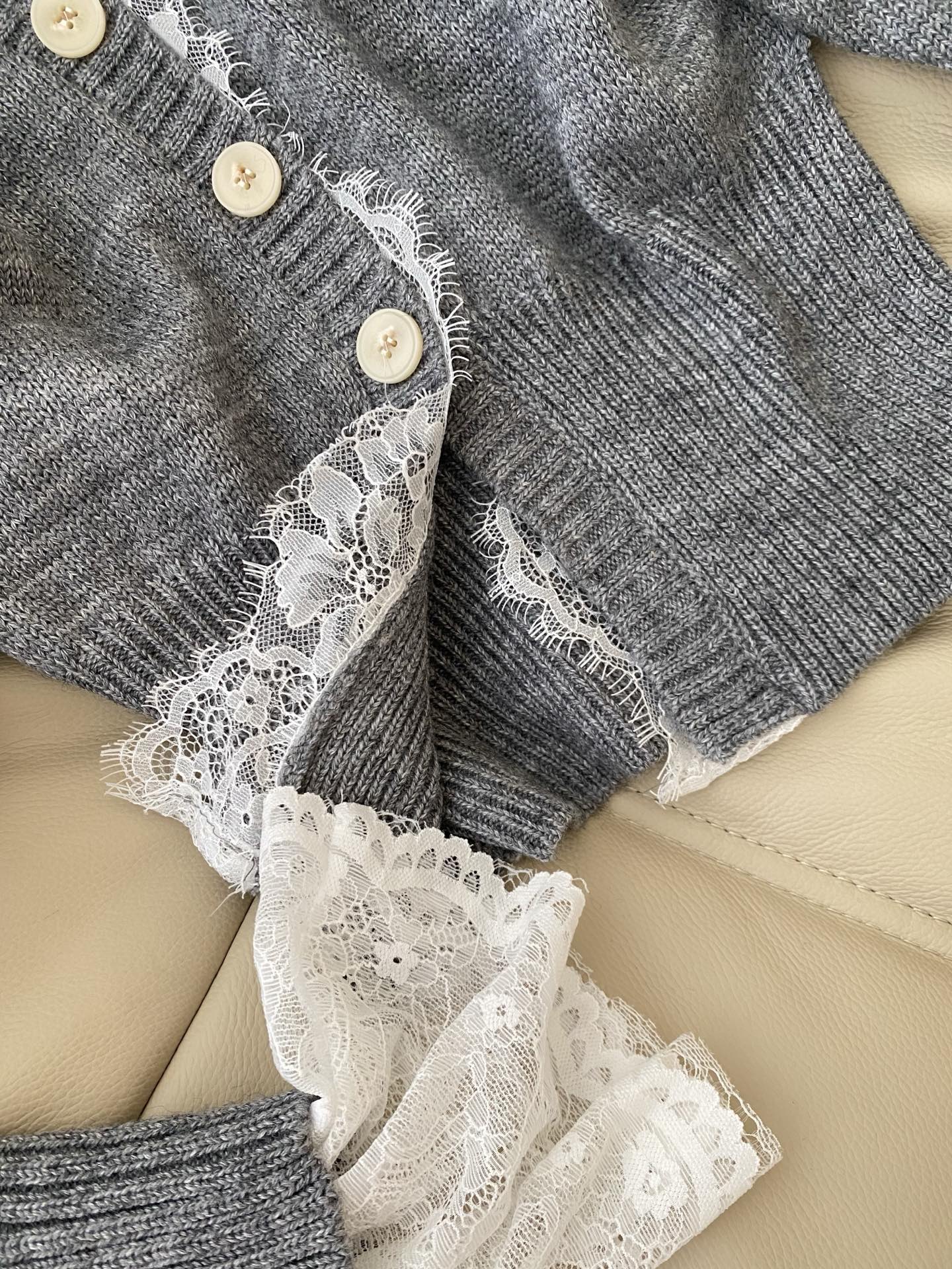 25。F秋冬 气质蕾丝拼接开衫 灰调针织是随性的松弛感 蕾丝内搭一露直接甜到冒泡泡纽扣和小标细节藏着小心