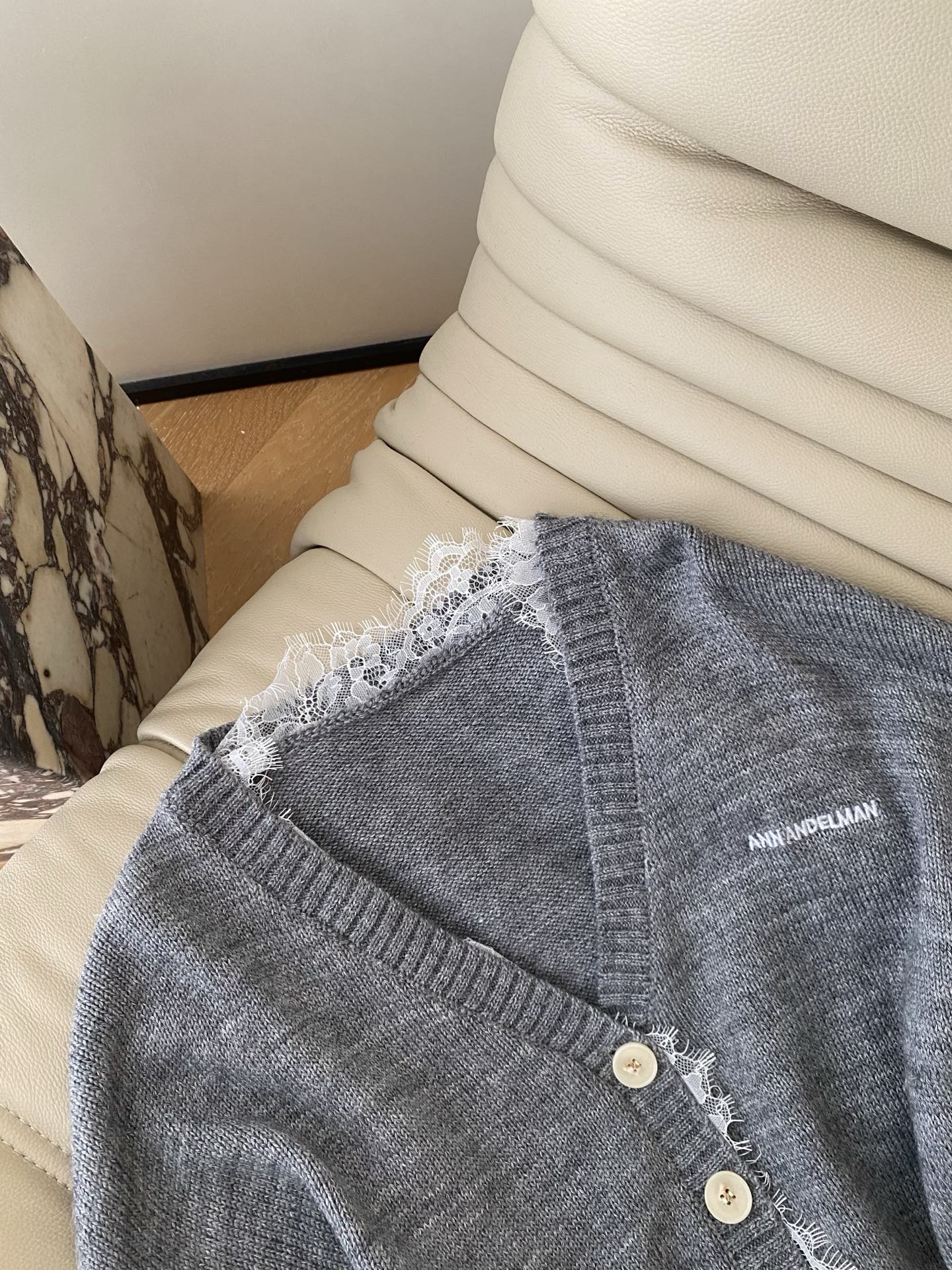 25。F秋冬 气质蕾丝拼接开衫 灰调针织是随性的松弛感 蕾丝内搭一露直接甜到冒泡泡纽扣和小标细节藏着小心