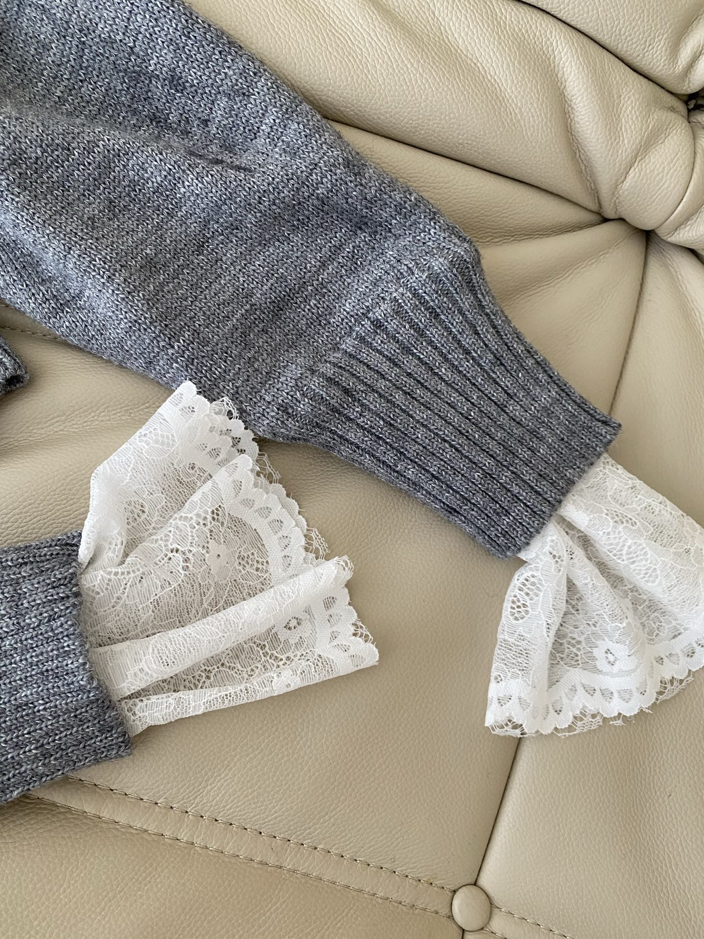 25。F秋冬 气质蕾丝拼接开衫 灰调针织是随性的松弛感 蕾丝内搭一露直接甜到冒泡泡纽扣和小标细节藏着小心