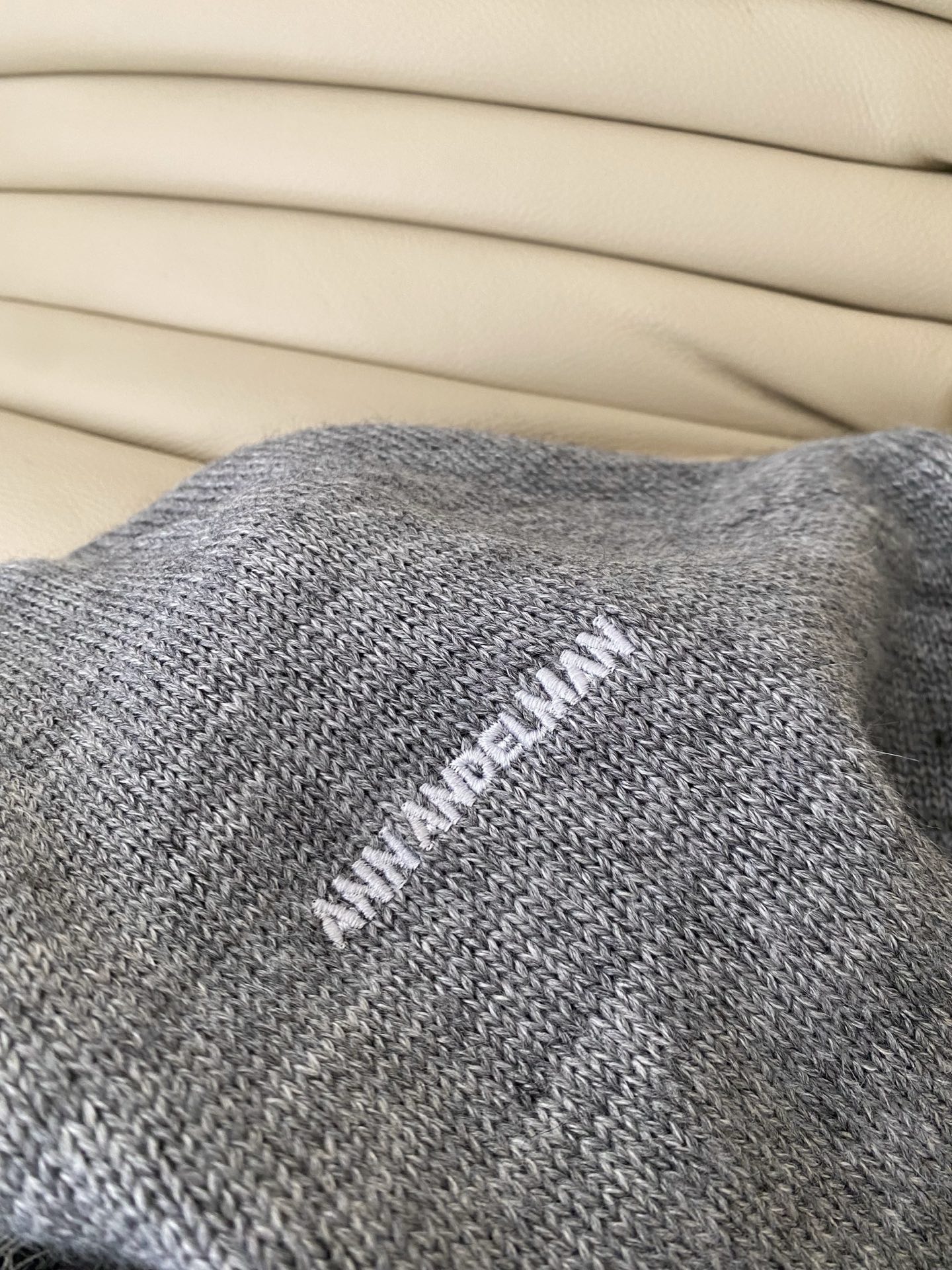 25。F秋冬 气质蕾丝拼接开衫 灰调针织是随性的松弛感 蕾丝内搭一露直接甜到冒泡泡纽扣和小标细节藏着小心