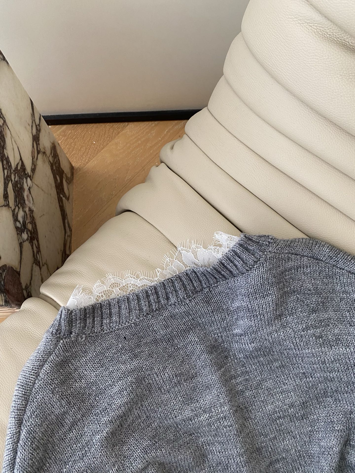 25。F秋冬 气质蕾丝拼接开衫 灰调针织是随性的松弛感 蕾丝内搭一露直接甜到冒泡泡纽扣和小标细节藏着小心