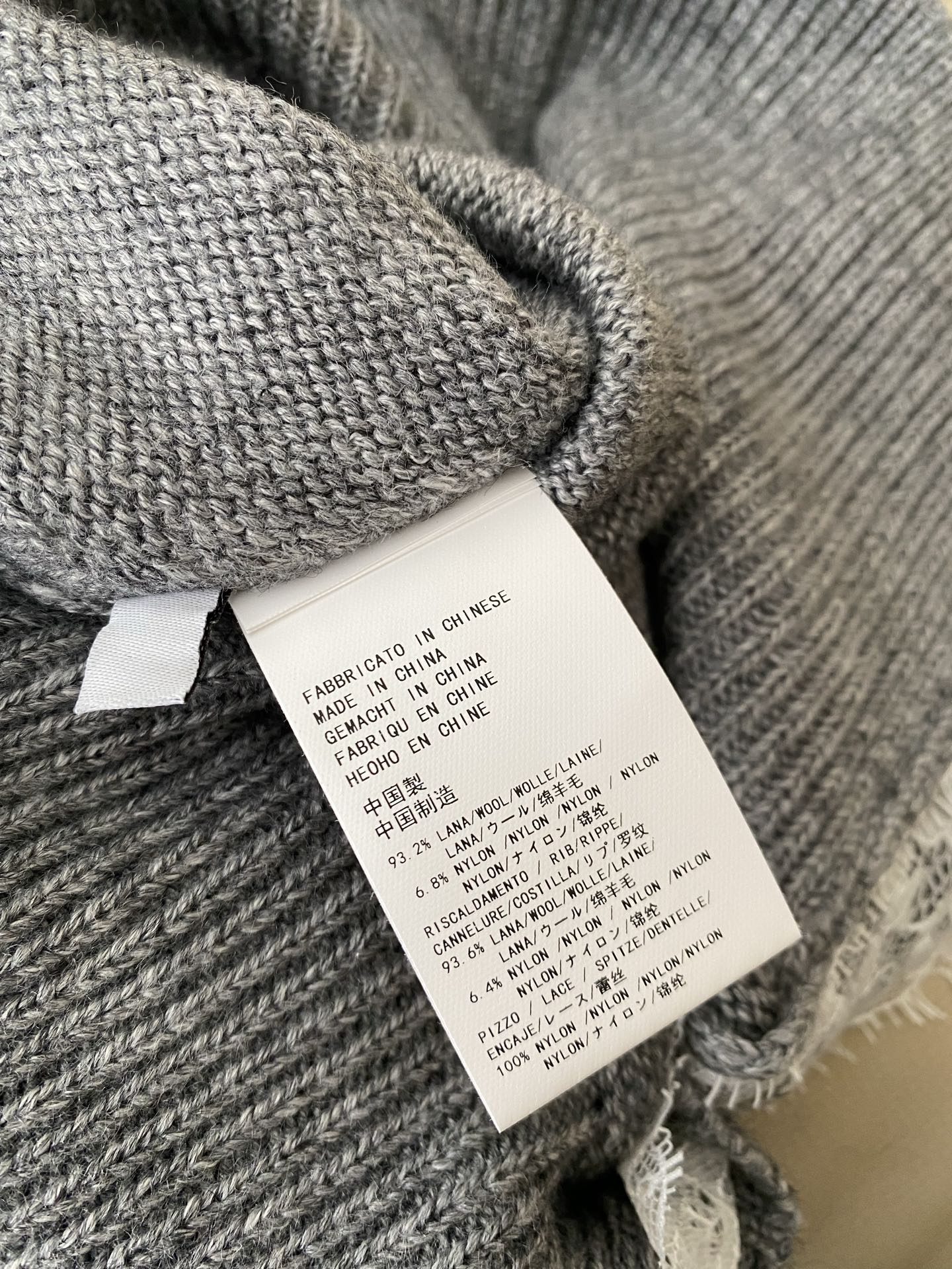 25。F秋冬 气质蕾丝拼接开衫 灰调针织是随性的松弛感 蕾丝内搭一露直接甜到冒泡泡纽扣和小标细节藏着小心