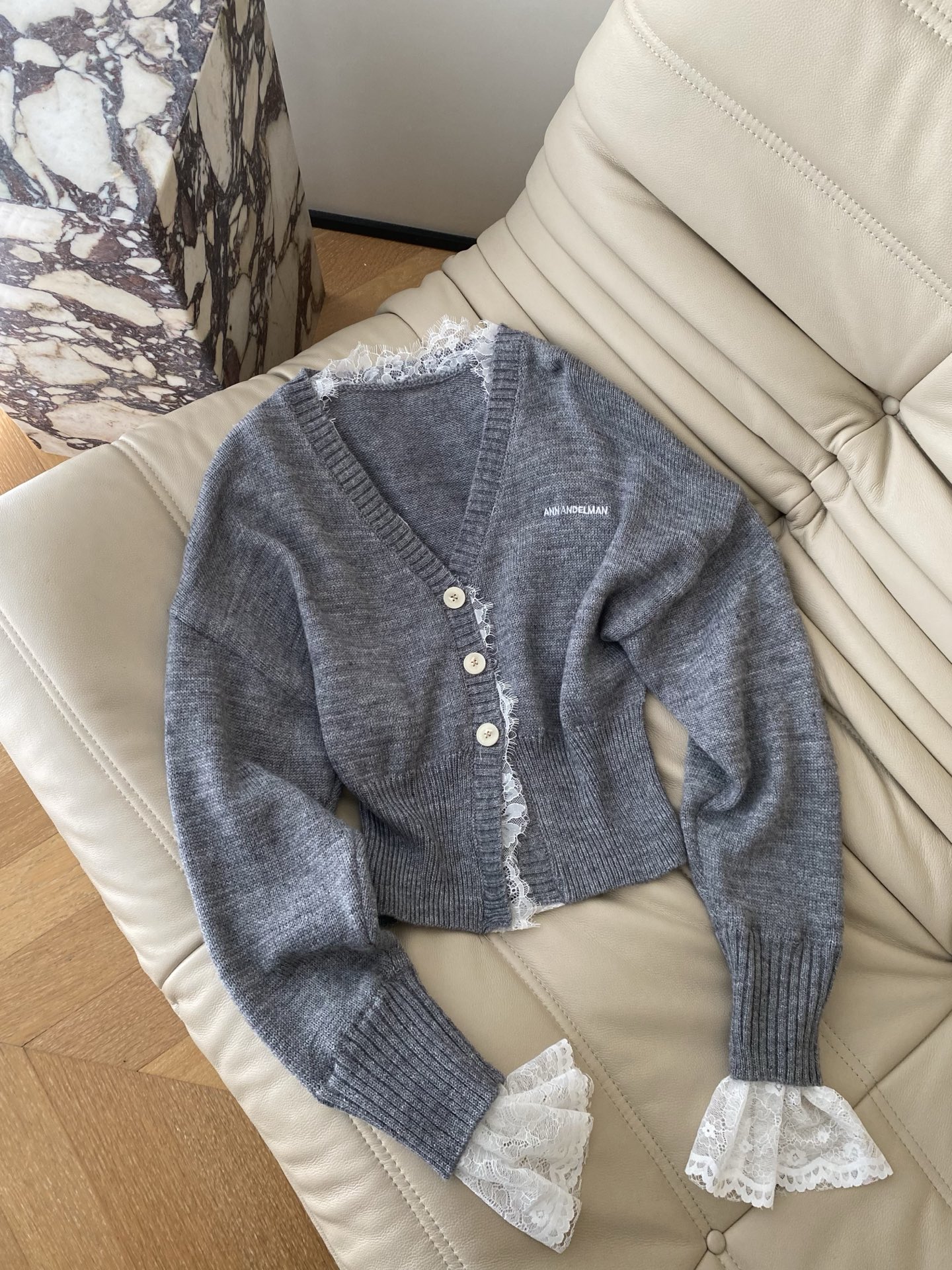 25。F秋冬 气质蕾丝拼接开衫 灰调针织是随性的松弛感 蕾丝内搭一露直接甜到冒泡泡纽扣和小标细节藏着小心