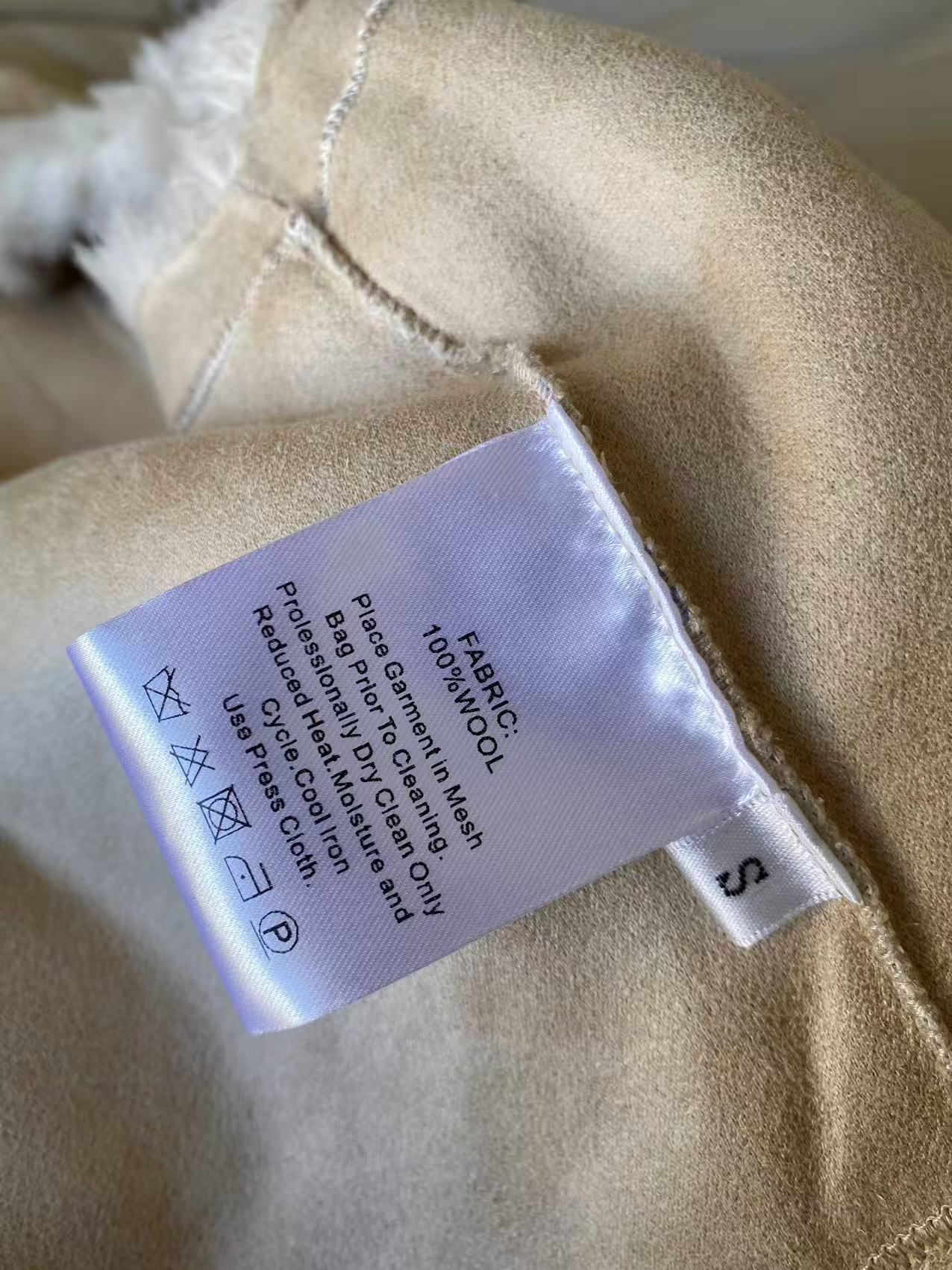 25。F秋冬 羊毛短款毛绒马甲 奶白+炭黑这两件毛绒马甲 立领+单排扣的设计 内搭毛衣/衬衫都能叠出松弛