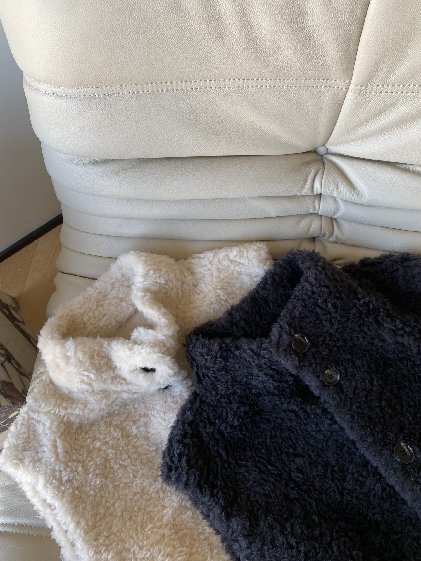 25。F秋冬 羊毛短款毛绒马甲 奶白+炭黑这两件毛绒马甲 立领+单排扣的设计 内搭毛衣/衬衫都能叠出松弛