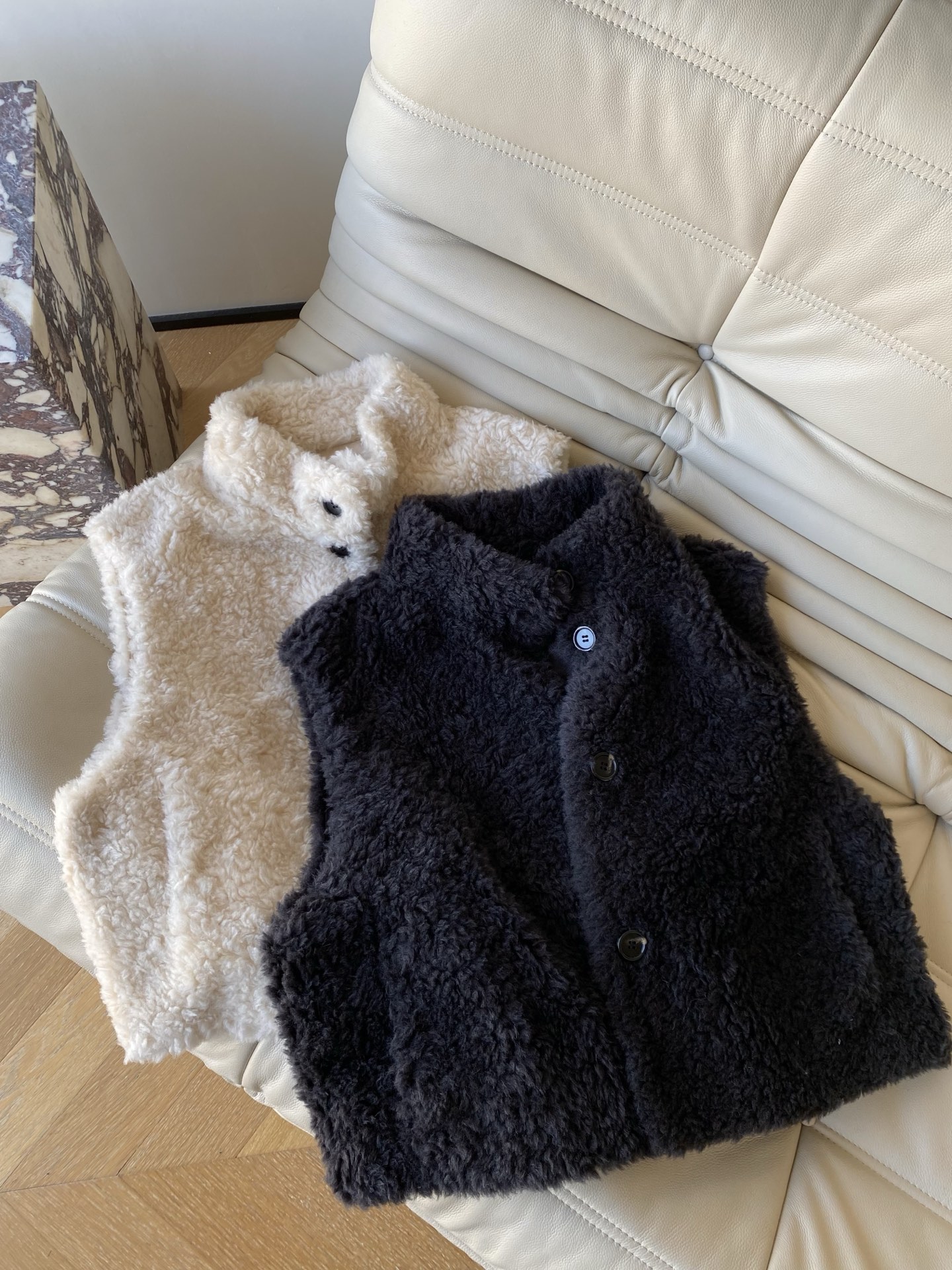 25。F秋冬 羊毛短款毛绒马甲 奶白+炭黑这两件毛绒马甲 立领+单排扣的设计 内搭毛衣/衬衫都能叠出松弛
