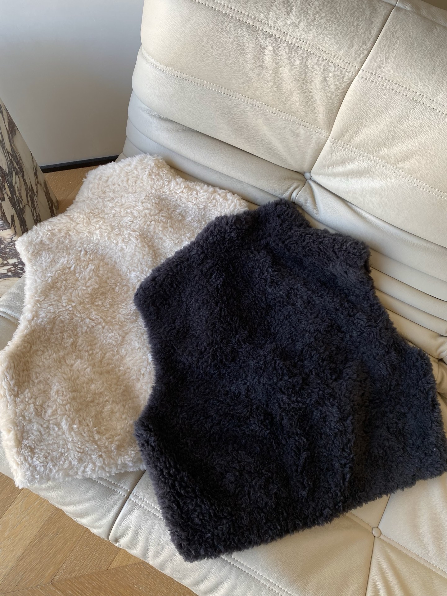 25。F秋冬 羊毛短款毛绒马甲 奶白+炭黑这两件毛绒马甲 立领+单排扣的设计 内搭毛衣/衬衫都能叠出松弛