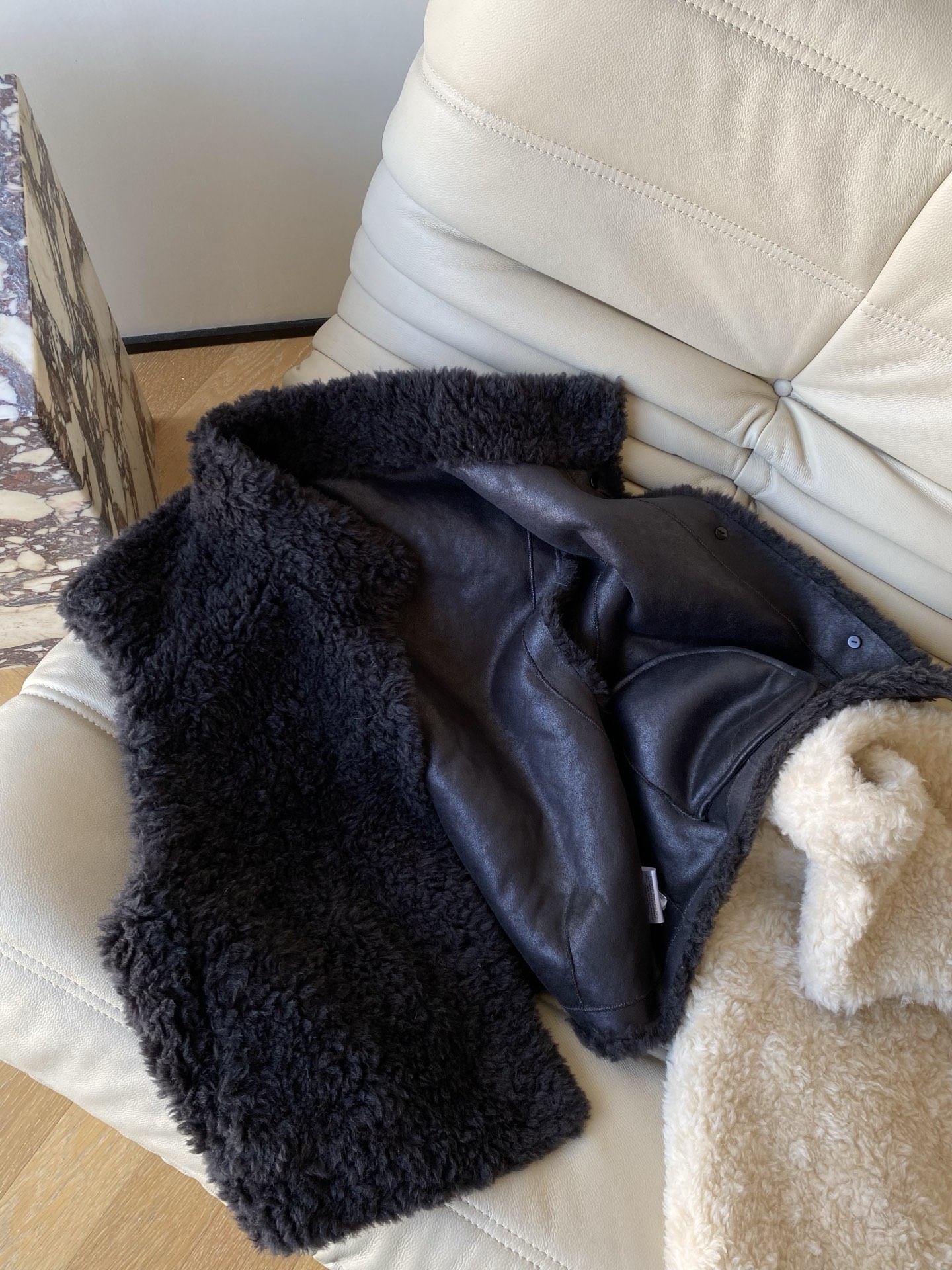 25。F秋冬 羊毛短款毛绒马甲 奶白+炭黑这两件毛绒马甲 立领+单排扣的设计 内搭毛衣/衬衫都能叠出松弛