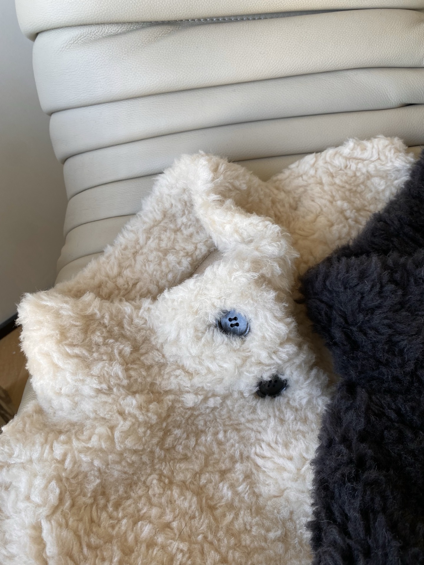 25。F秋冬 羊毛短款毛绒马甲 奶白+炭黑这两件毛绒马甲 立领+单排扣的设计 内搭毛衣/衬衫都能叠出松弛