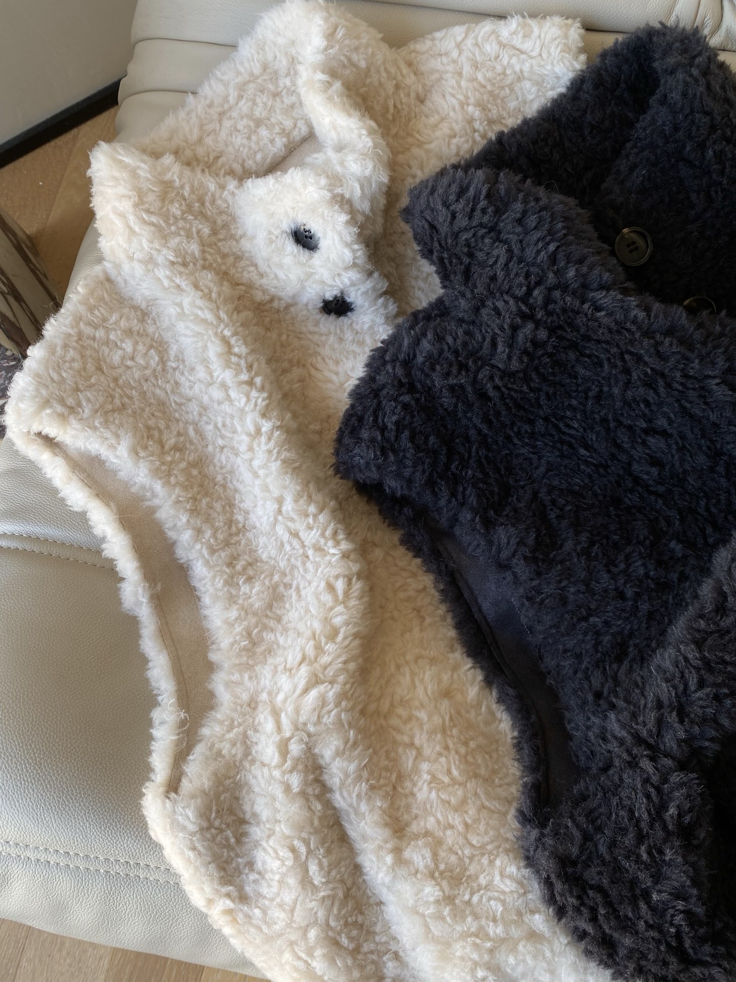 25。F秋冬 羊毛短款毛绒马甲 奶白+炭黑这两件毛绒马甲 立领+单排扣的设计 内搭毛衣/衬衫都能叠出松弛