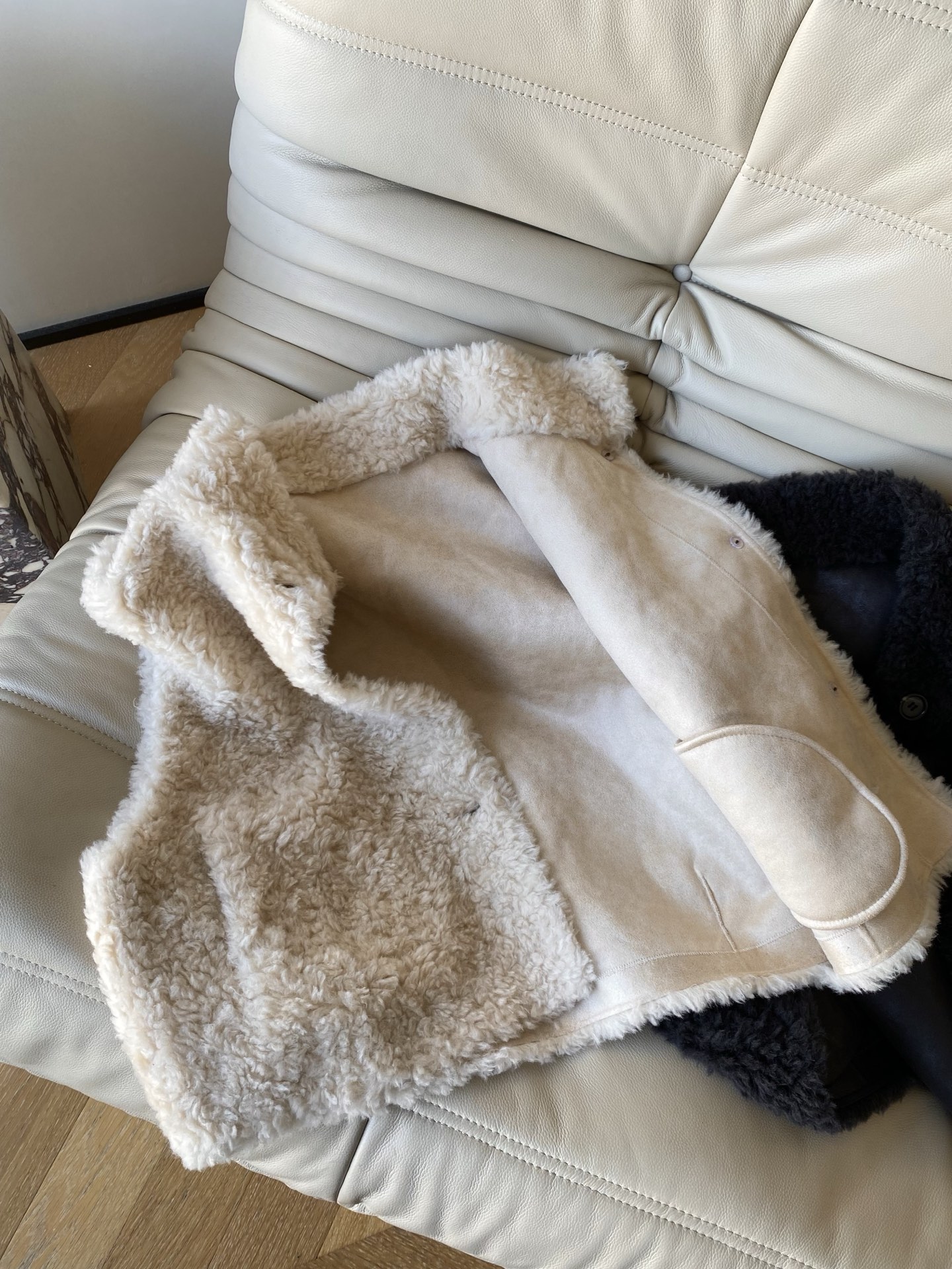 25。F秋冬 羊毛短款毛绒马甲 奶白+炭黑这两件毛绒马甲 立领+单排扣的设计 内搭毛衣/衬衫都能叠出松弛