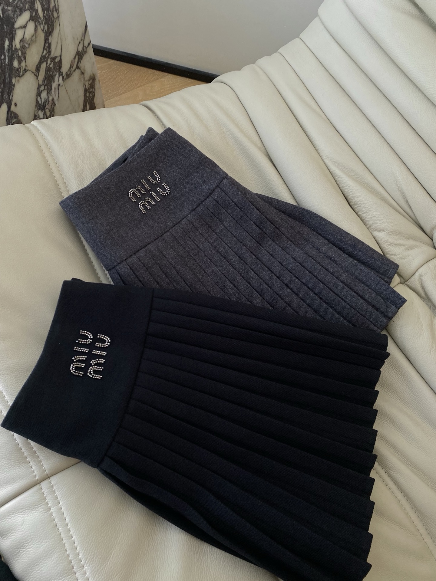 26SS 早春新款半裙 高腰腰头搭配logo钻饰 定制面料穿着舒适不紧绷 小压褶A字版型能修饰胯部与腿部