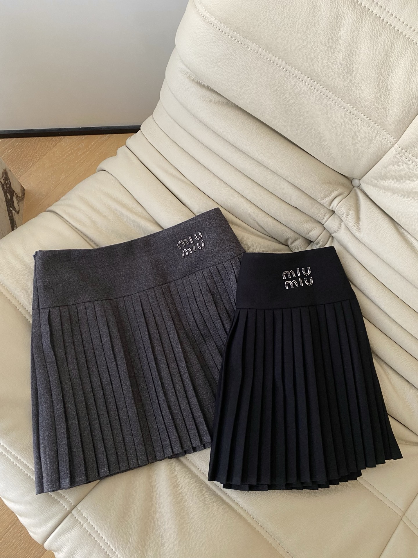 26SS 早春新款半裙 高腰腰头搭配logo钻饰 定制面料穿着舒适不紧绷 小压褶A字版型能修饰胯部与腿部