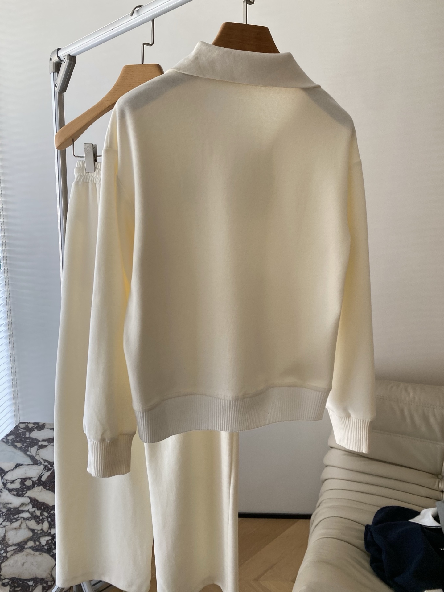 26SS 早春新款套装 半拉链Polo领设计既保留了卫衣的休闲感 又通过翻领和拉链增加了层次 胸前刺绣l