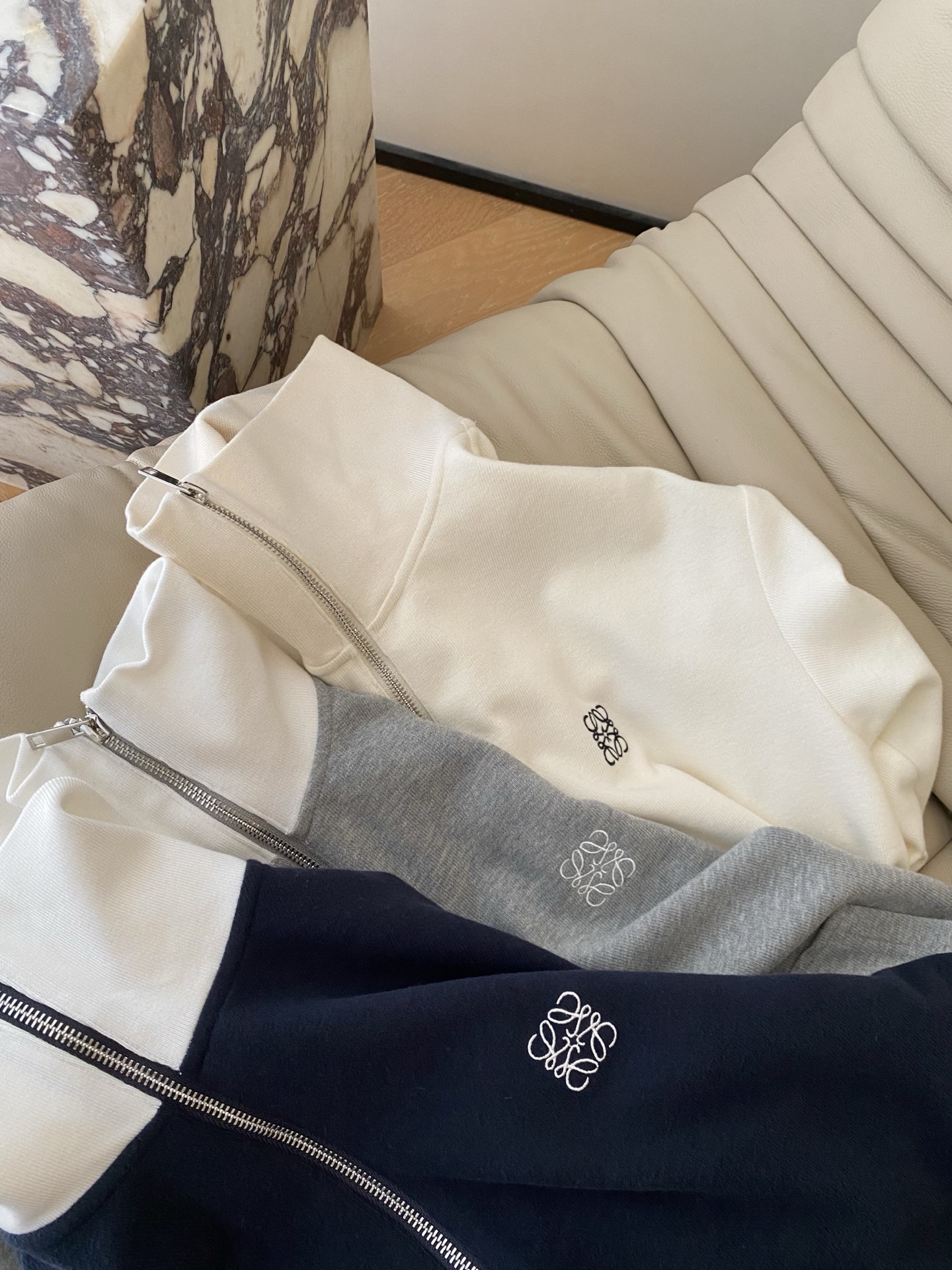 26SS 早春新款套装 半拉链Polo领设计既保留了卫衣的休闲感 又通过翻领和拉链增加了层次 胸前刺绣l