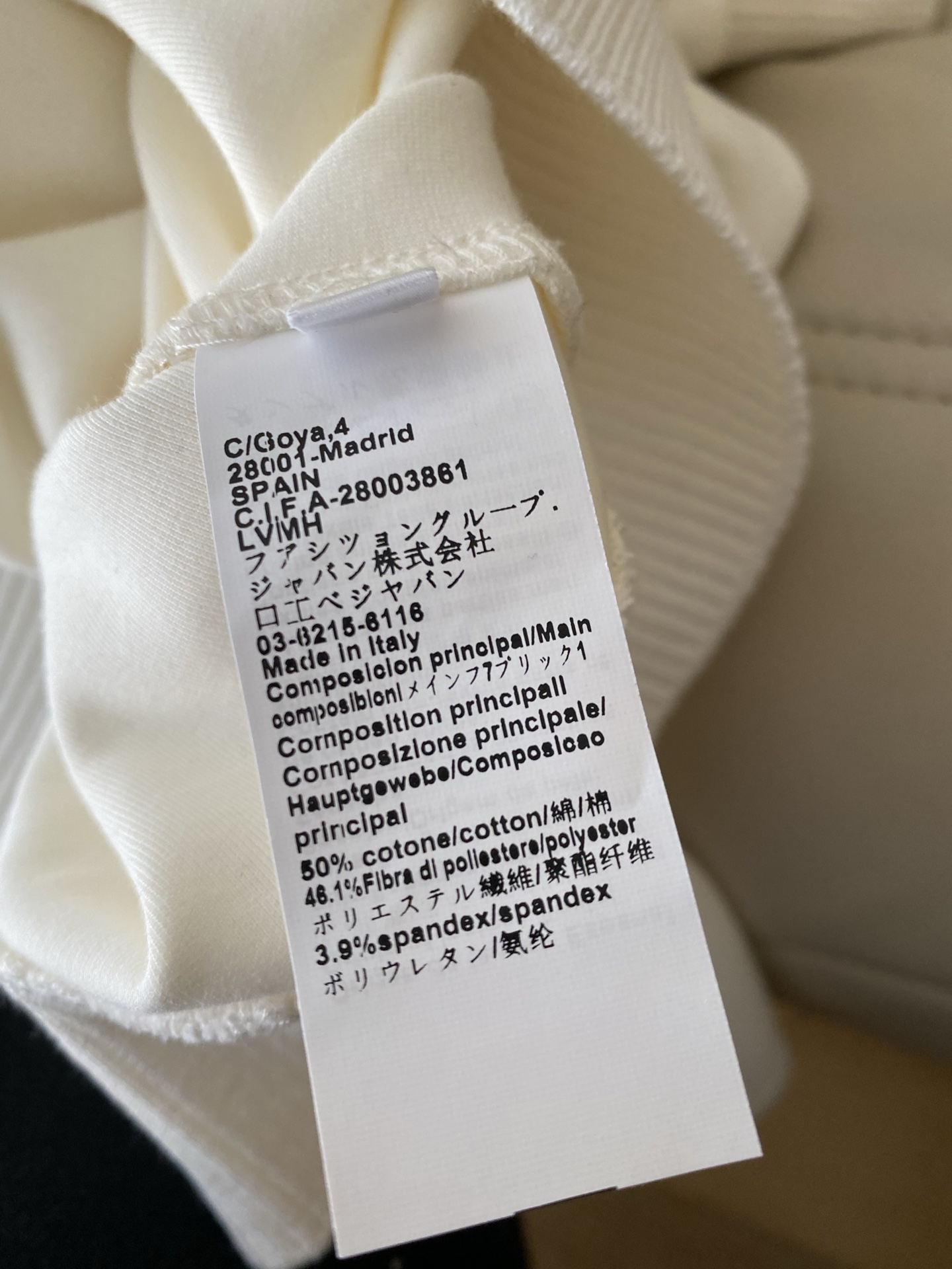 26SS 早春新款套装 半拉链Polo领设计既保留了卫衣的休闲感 又通过翻领和拉链增加了层次 胸前刺绣l
