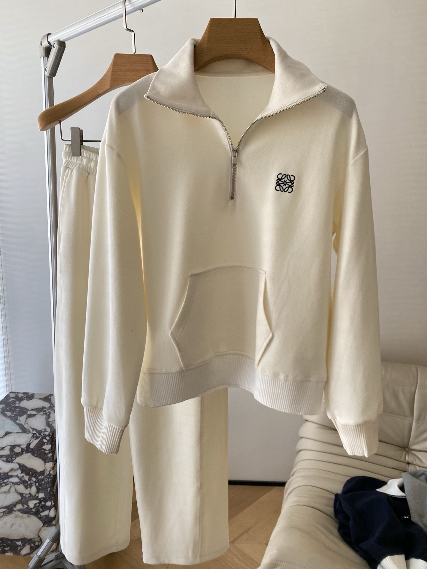 26SS 早春新款套装 半拉链Polo领设计既保留了卫衣的休闲感 又通过翻领和拉链增加了层次 胸前刺绣l