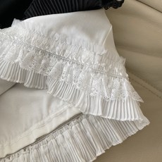 26SS春夏 简约高级版T恤把细节藏在裙摆里的小心机 利落的正肩剪裁+精致的多层蕾丝下摆 黑白两色 轻松 26SS春夏 简约高级版T恤把细节藏在裙摆里的小心机 利落的正肩剪裁+精致的多层蕾丝下摆 黑白两色 轻松