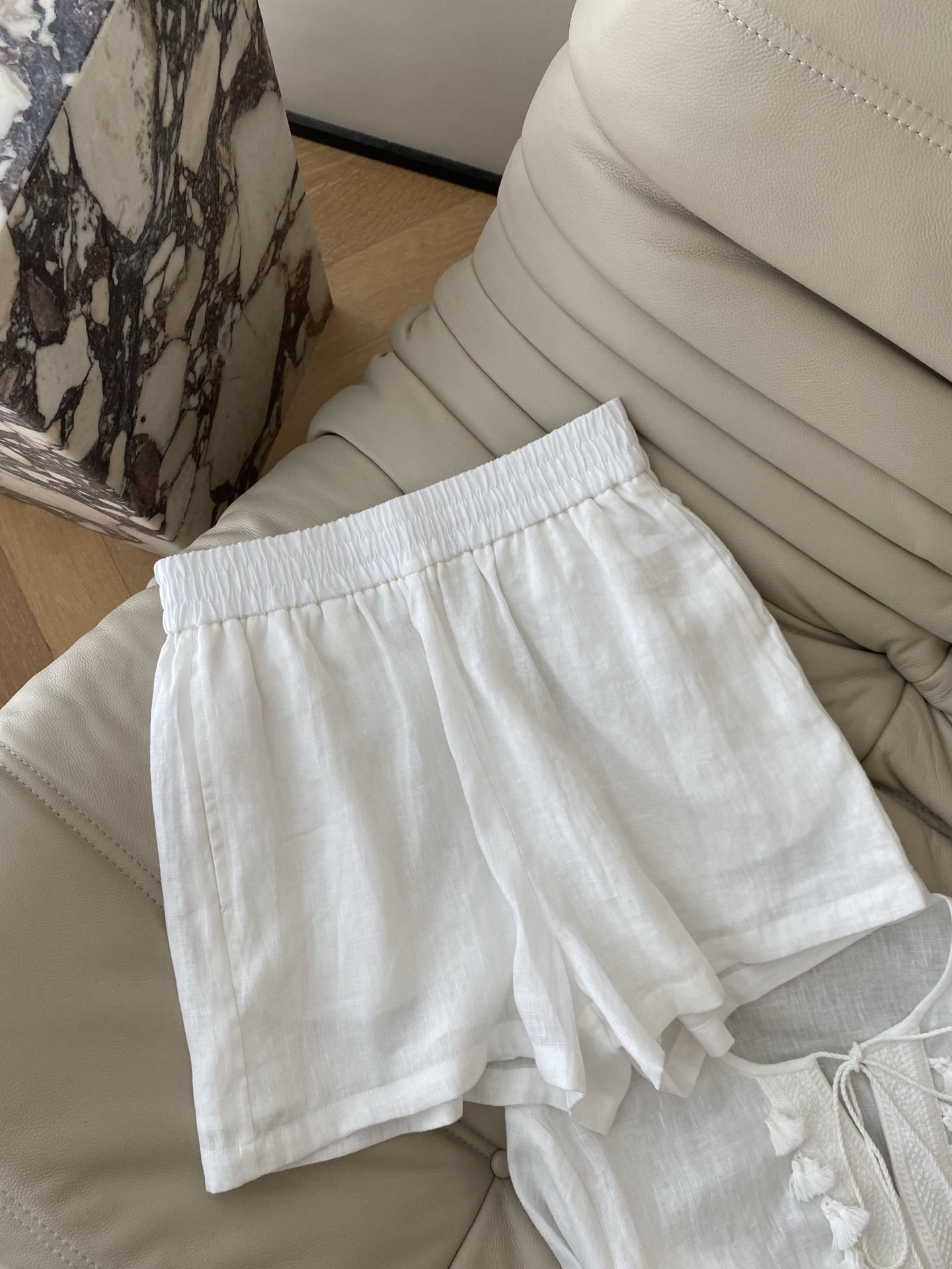 26SS 春夏新款 | 度假风流苏亚麻套装采用天然高支亚麻面料打造，透气舒爽自带肌理感流苏系带短袖+松紧