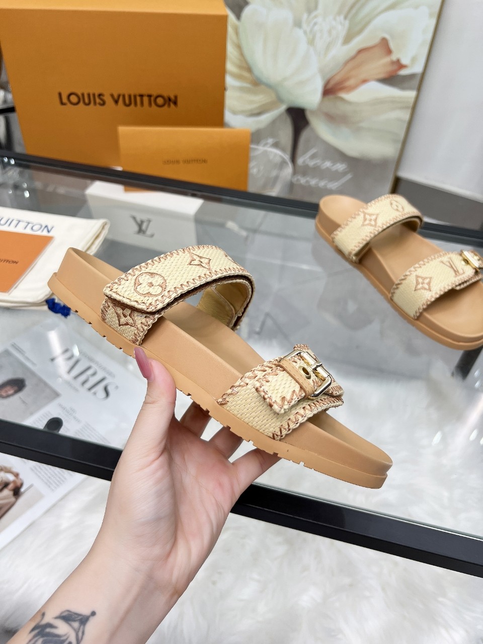 NO:409135,LV Louis Vuitton Spring and Summer New Slippers, belt buckles adjustable elastic design, full of beach style, original molded LV metal logo decoration, both fashionable and beautiful, super versatile, upper electric lure | ogo/custom imported jacquard fabric/original presbyopia leather Size: Women 35-43# Men 38-46#, slippers, louis vuitton, louis vuitton, slippers19860909LV Louis Vuitton春夏新款拖鞋皮带扣子可调松紧的设计 满满的沙滩风情 原版开模LV金属logo装饰 既时尚又美观超级百搭 鞋面电诱|ogo/定制进口提花布料/原版老花皮料  码数 女35-43# 男38-46#,拖鞋,louis vuitton,louis vuitton,slippers,Women's Shoes