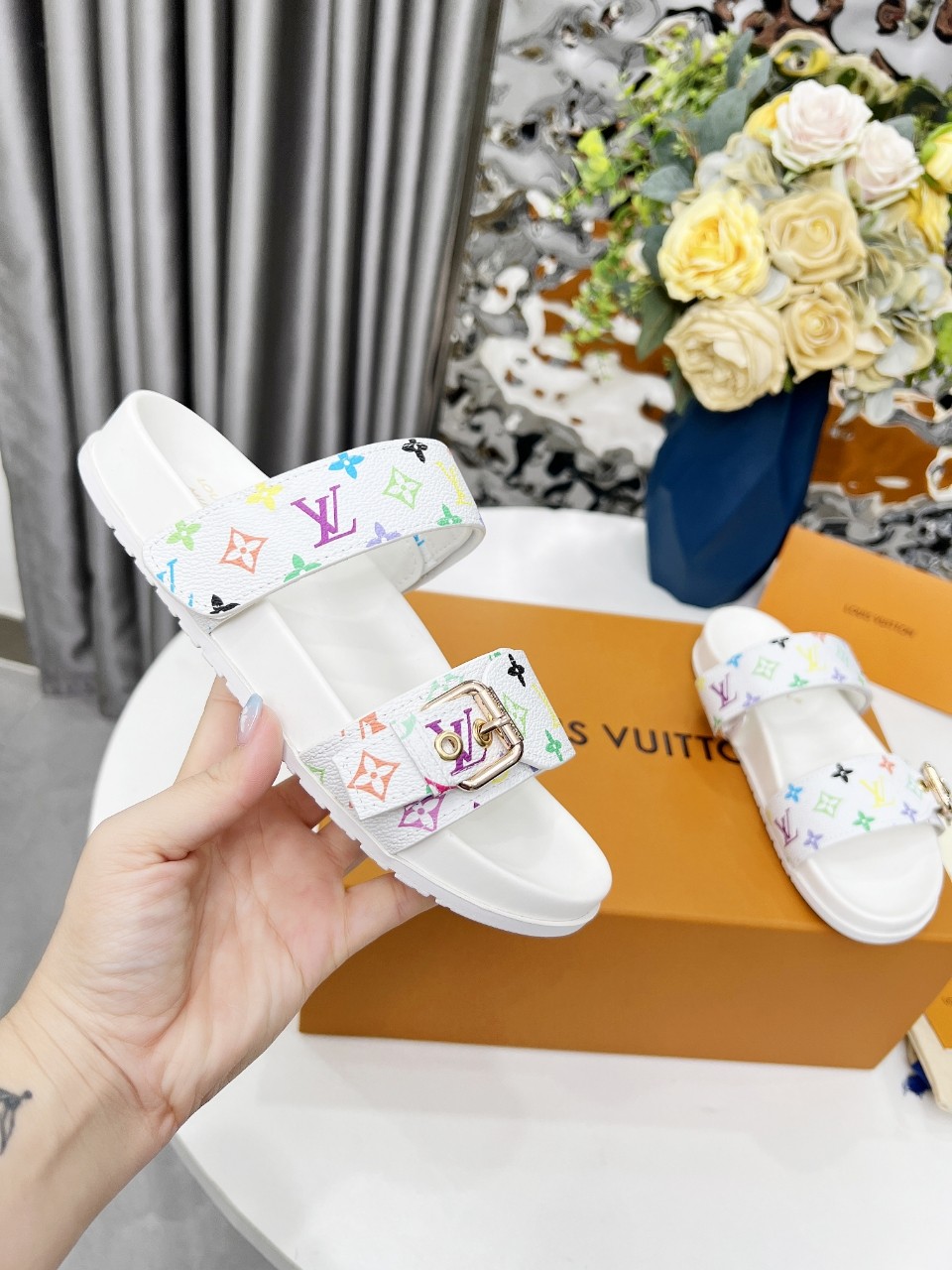 NO:409130,LV Louis Vuitton Spring and Summer New Slippers, belt buckles adjustable elastic design, full of beach style, original molded LV metal logo decoration, both fashionable and beautiful, super versatile, upper electric lure | ogo/custom imported jacquard fabric/original presbyopia leather Size: Women 35-43# Men 38-46#, slippers, louis vuitton, louis vuitton, slippers19860909LV Louis Vuitton春夏新款拖鞋皮带扣子可调松紧的设计 满满的沙滩风情 原版开模LV金属logo装饰 既时尚又美观超级百搭 鞋面电诱|ogo/定制进口提花布料/原版老花皮料  码数 女35-43# 男38-46#,拖鞋,louis vuitton,louis vuitton,slippers,Women's Shoes