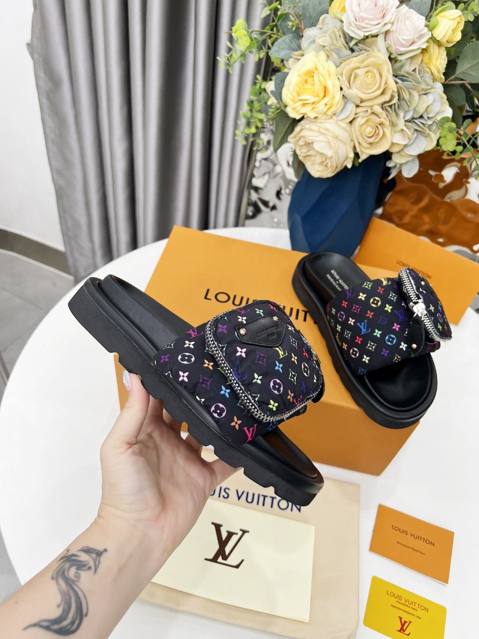 NO:387266,Louis Vuitton donkey brand popular, embossed logo, embossed sandals This model Pool Pillow Comfort flat sandals are made of technical fabrics, reinterpreted with high-frequency imprinting technology. The soft padded upper is paired with adjustable Velcro, and the comfortable and tough insole adds harmonious color. Size, slippers, louis vuitton, louis vuitton, slippers19860909Louis Vuitton驴牌爆款 浮雕logo 压花 凉拖鞋 本款 Pool Pillow Comfort 平底凉拖取材科技织物,以高频压印技术重绎 Monogram 图案.柔软加垫鞋面搭配可调节魔术贴,舒适韧性鞋垫再添和谐色彩 . 码数,拖鞋,louis vuitton,louis vuitton,slippers,Women's Shoes