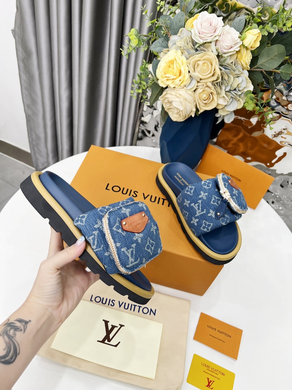 NO:387251,Louis Vuitton donkey brand popular, embossed logo, embossed sandals This model Pool Pillow Comfort flat sandals are made of technical fabrics, reinterpreted with high-frequency imprinting technology. The soft padded upper is paired with adjustable Velcro, and the comfortable and tough insole adds harmonious color. Size 35-43# for women, 38-44# for men, slippers, louis vuitton, louis vuitton, slippers19860909Louis Vuitton驴牌爆款 浮雕logo 压花 凉拖鞋 本款 Pool Pillow Comfort 平底凉拖取材科技织物,以高频压印技术重绎 Monogram 图案.柔软加垫鞋面搭配可调节魔术贴,舒适韧性鞋垫再添和谐色彩 . 码数女35-43# 男38-44#,拖鞋,louis vuitton,louis vuitton,slippers,Women's Shoes