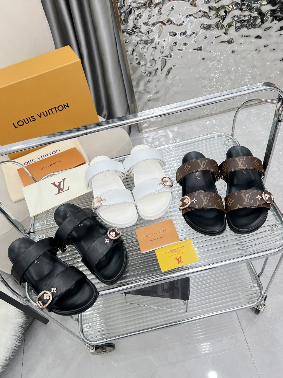 NO:256376,Louis Vuitton's new slippers are on the market, 1:1 high-end customization, instantly kill all imitations, original mold opening LOGO punching decoration, both fashionable and beautiful, fabric: calfskin, inner sheepskin, exquisite original shoe last, sole, 4 cm water table. Size 35-46 Multi-color optional with pictures to place orders, welcome to pass on pictures and smash orders, new colors will be updated one after another, slippers, louis vuitton, louis vuitton, slippers, cowhide, sheepskin19860909Louis Vuitton路易威登新款拖鞋火爆上市,1:1高级定制,秒杀一切仿品,原版开模LOGO冲孔装饰,既时尚又美观,面料:小牛皮,内里羊皮,精美原版鞋楦,大底,鞋底加水台4厘米.码数35—46多色可选带图下单,欢迎传图砸单,新色会陆续更新,拖鞋,louis vuitton,louis vuitton,slippers,cowhide,sheepskin,Women's Shoes