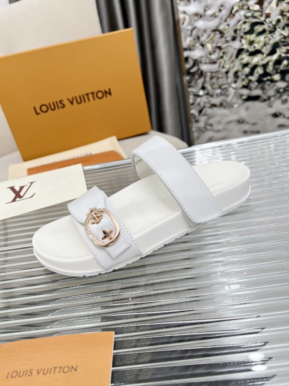 NO:256378,Louis Vuitton's new slippers are on the market, 1:1 high-end customization, instantly kill all imitations, original mold opening LOGO punching decoration, both fashionable and beautiful, fabric: calfskin, inner sheepskin, exquisite original shoe last, large sole, sole water table 4 cm. Multi-color optional with pictures to place orders, welcome to pass on pictures and smash orders, new colors will be updated one after another, size 35--46., slippers, louis vuitton, louis vuitton, slippers, cowhide, sheepskin19860909Louis Vuitton路易威登新款拖鞋火爆上市,1:1高级定制,秒杀一切仿品,原版开模LOGO冲孔装饰,既时尚又美观,面料:小牛皮,内里羊皮,精美原版鞋楦,大底,鞋底加水台4厘米. 多色可选带图下单,欢迎传图砸单,新色会陆续更新,码数35---46.,拖鞋,louis vuitton,louis vuitton,slippers,cowhide,sheepskin,Women's Shoes