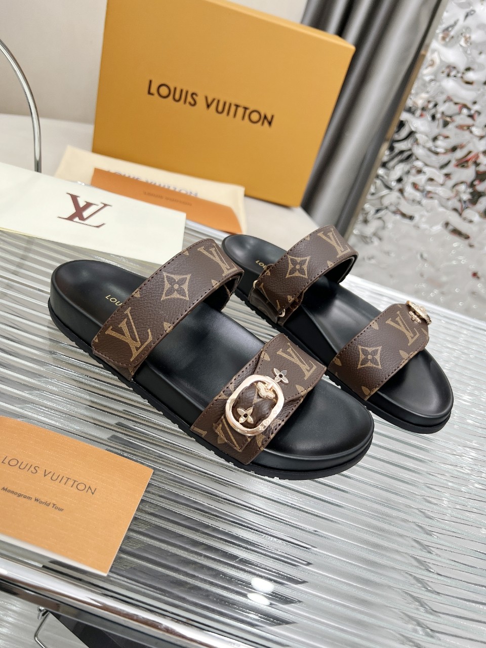 NO:256380,Louis Vuitton's new slippers are on the market, 1:1 high-end customization, instantly kill all imitations, original mold opening LOGO punching decoration, both fashionable and beautiful, fabric: calfskin, inner sheepskin, exquisite original shoe last, sole, 4 cm water table, multi-color optional with pictures to place orders, welcome to pass on pictures and smash the orders, new colors will be updated one after another, size number, 35---46., slippers, louis vuitton, louis vuitton, slippers, cowhide, sheepskin19860909Louis Vuitton路易威登新款拖鞋火爆上市,1:1高级定制,秒杀一切仿品,原版开模LOGO冲孔装饰,既时尚又美观,面料:小牛皮,内里羊皮,精美原版鞋楦,大底,鞋底加水台4厘米,多色可选带图下单,欢迎传图砸单,新色会陆续更新,码数,35---46.,拖鞋,louis vuitton,louis vuitton,slippers,cowhide,sheepskin,Women's Shoes