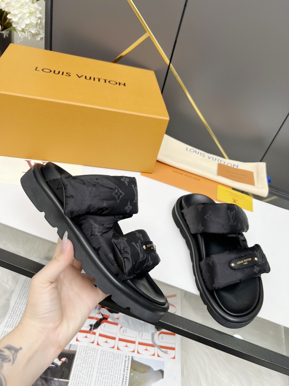 NO:387274,Louis Vuitton donkey brand popular, embossed logo, embossed sandals This model Pool Pillow Comfort flat sandals are made of technical fabrics, reinterpreted with high-frequency imprinting technology. The soft padded upper is paired with adjustable Velcro, and the comfortable and tough insole adds harmonious color. Size, slippers, louis vuitton, louis vuitton, slippers19860909Louis Vuitton驴牌爆款 浮雕logo 压花 凉拖鞋 本款 Pool Pillow Comfort 平底凉拖取材科技织物,以高频压印技术重绎 Monogram 图案.柔软加垫鞋面搭配可调节魔术贴,舒适韧性鞋垫再添和谐色彩 . 码数,拖鞋,louis vuitton,louis vuitton,slippers,Women's Shoes