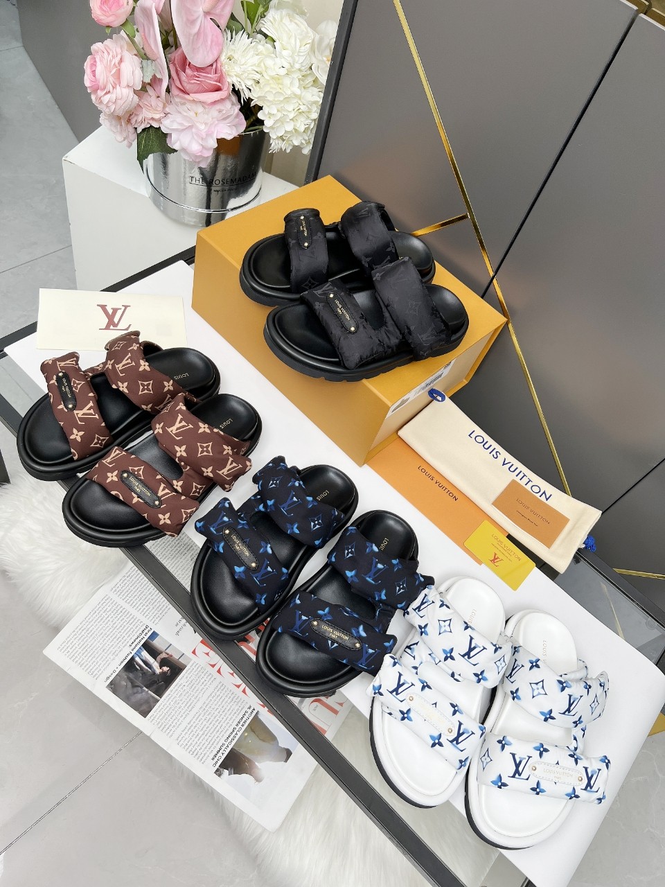 NO:256372,LV Donkey Brand L Home 2025 hit embossed logo embossed sandals This model Pool Pillow Comfort flat sandals material technology fabric, reinterpreting Monogram pattern with high frequency imprinting technology. Soft padded upper with adjustable Velcro, comfortable and tough insoles add harmonious color, slippers, louis vuitton, louis vuitton, louis vuitton, louis vuitton, slippers19860909LV驴牌L家 2025爆款 浮雕logo 压花 凉拖鞋 本款 Pool Pillow Comfort 平底凉拖取材科技织物,以高频压印技术重绎 Monogram 图案.柔软加垫鞋面搭配可调节魔术贴,舒适韧性鞋垫再添和谐色彩,拖鞋,louis vuitton,louis vuitton,louis vuitton,slippers,Women's Shoes