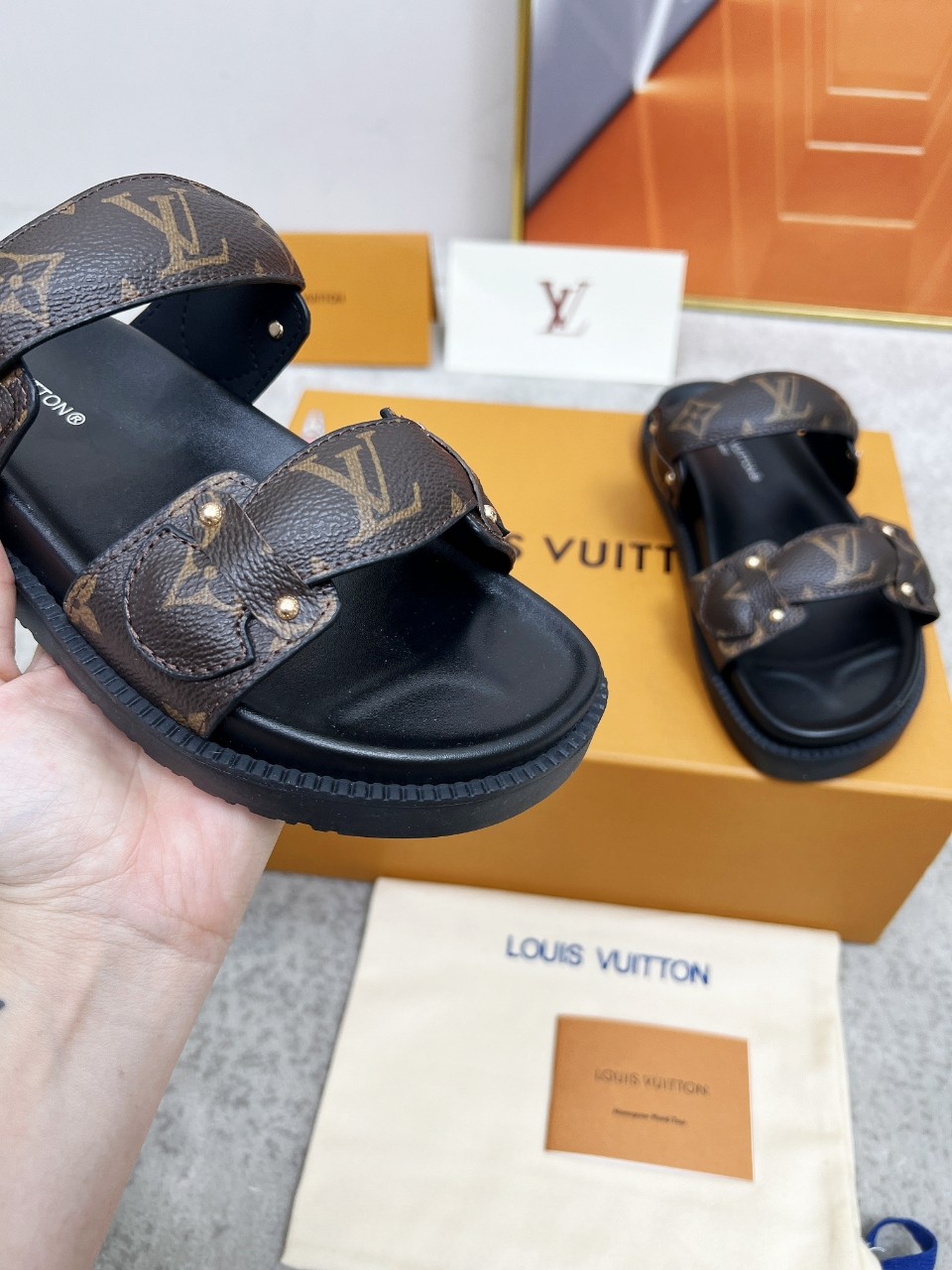 NO:256363,Louis Vuitton 2025 new model, Louis Vuitton spring and summer new slippers are on the market, 1:1 high-end customization, instantly kill all imitations, original mold opening LOGO decoration, both fashionable and beautiful, fabric: imported cowhide, inner sheepskin, exquisite original shoe last, large sole original mold opening, sole watering platform 4 cm. Size 35-45, many new colors will be updated one after another, welcome to pass pictures and smash orders, slippers, louis vuitton, louis vuitton, slippers, cowhide, sheepskin19860909Louis Vuitton2025新款,路易威登春夏新款拖鞋火爆上市,1:1高级定制,秒杀一切仿品,原版开模LOGO装饰,既时尚又美观,面料:进口牛皮,内里羊皮,精美原版鞋楦,大底原版开模,鞋底加水台4厘米.码数35—45,多可选新色会陆续更新,欢迎传图砸单,,拖鞋,louis vuitton,louis vuitton,slippers,cowhide,sheepskin,Women's Shoes