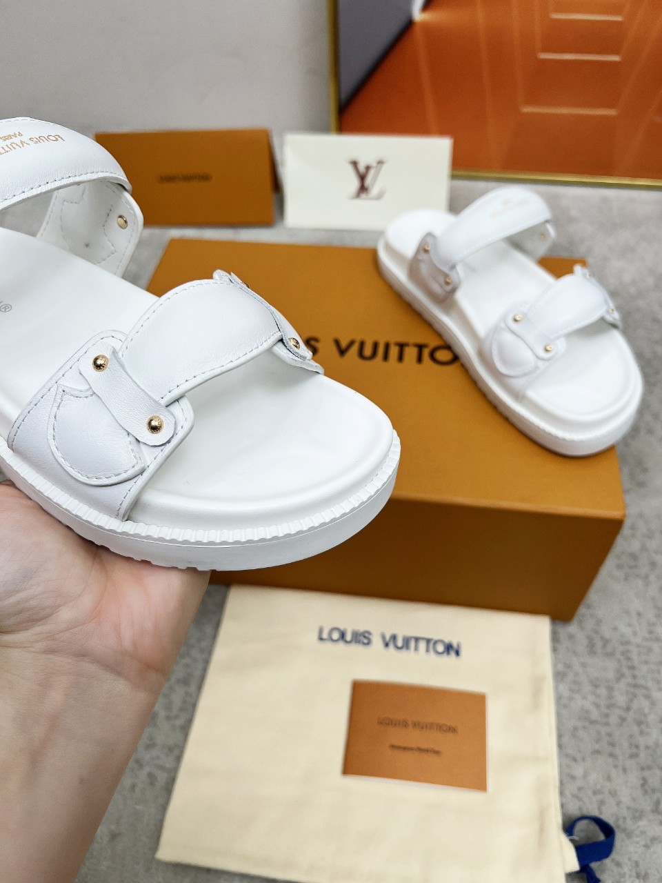 NO:256368,Louis Vuitton 2025. New model, Louis Vuitton spring and summer new slippers are on the market, 1:1 high-end customization, instantly kill all imitations, original mold opening LOGO decoration, both fashionable and beautiful, fabric: imported cowhide, inner sheepskin, exquisite original shoe last, large sole original mold opening, sole watering platform 4 cm. Size 35-45, more new colors will be updated one after another, slippers, louis vuitton, louis vuitton, slippers, cowhide, sheepskin19860909Louis Vuitton2025.新款,路易威登春夏新款拖鞋火爆上市,1:1高级定制,秒杀一切仿品,原版开模LOGO装饰,既时尚又美观,面料:进口牛皮,内里羊皮,精美原版鞋楦,大底原版开模,鞋底加水台4厘米.码数35—45多可选新色会陆续更新,,拖鞋,louis vuitton,louis vuitton,slippers,cowhide,sheepskin,Women's Shoes