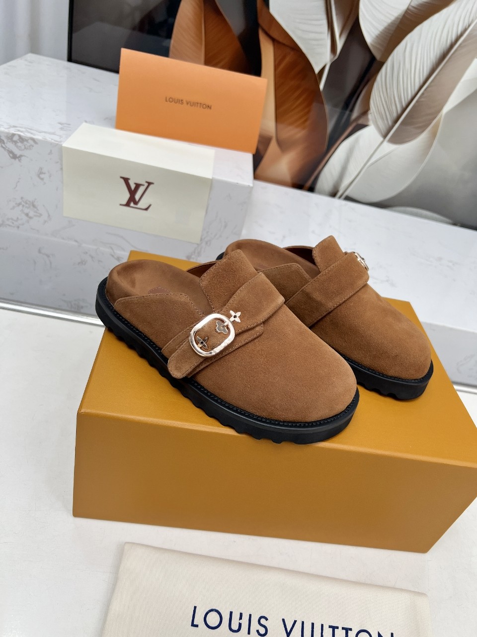 Louis Vuitton路易斯登新款包头半拖拖 winterbreak comfert 平底拖鞋lv 字母和monogram 4