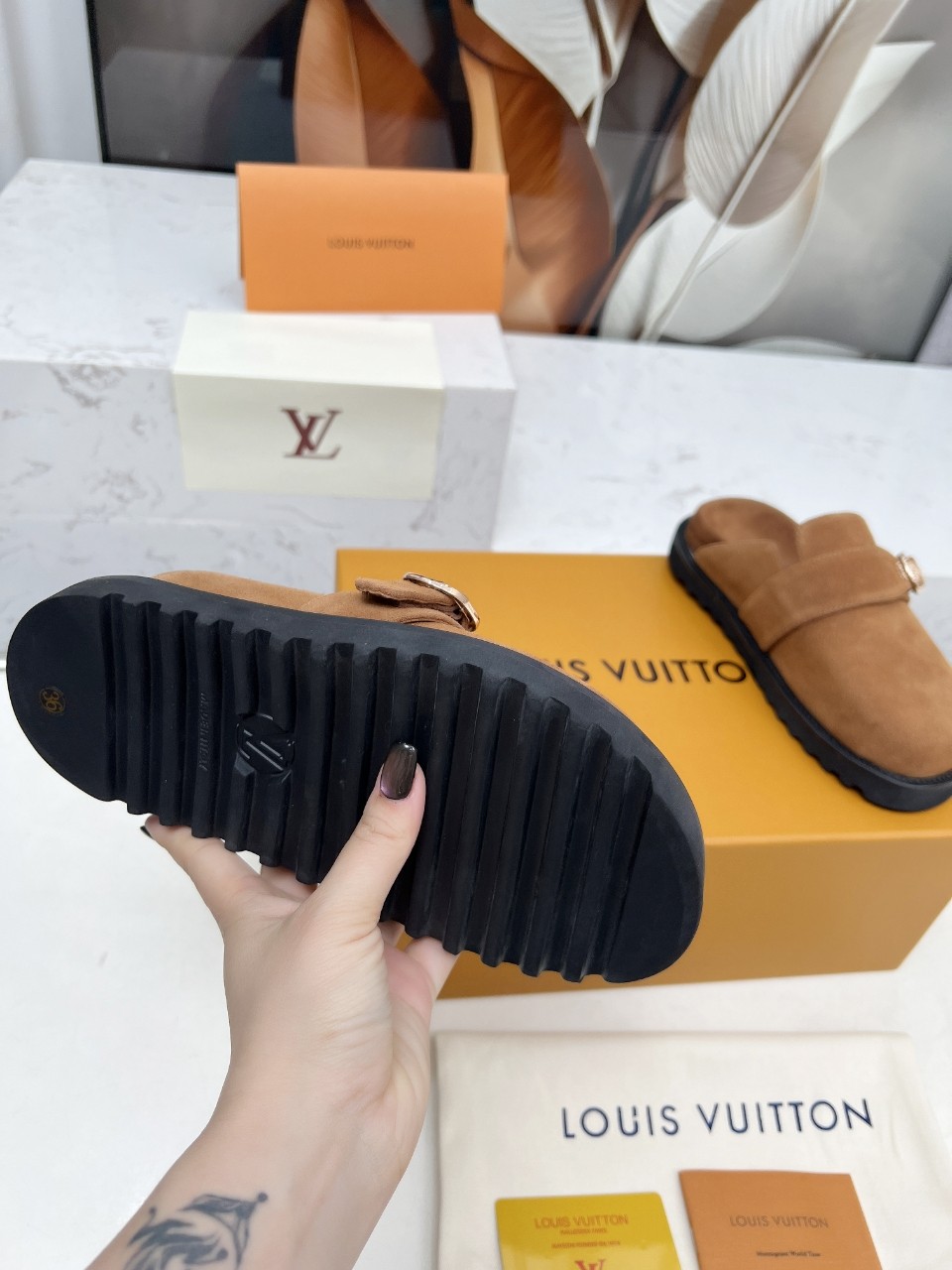 Louis Vuitton路易斯登新款包头半拖拖 winterbreak comfert 平底拖鞋lv 字母和monogram 9