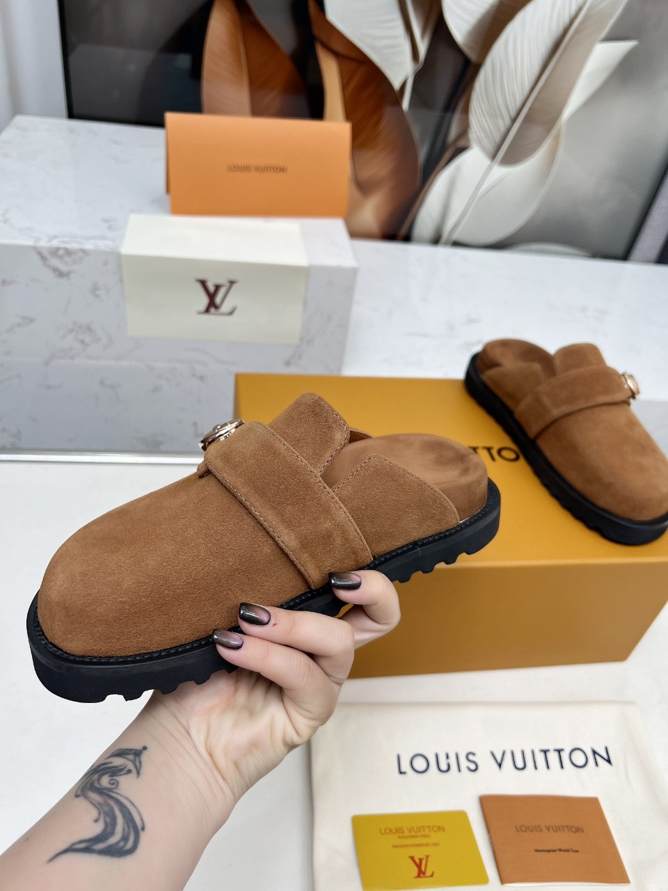 Louis Vuitton路易斯登新款包头半拖拖 winterbreak comfert 平底拖鞋lv 字母和monogram 2