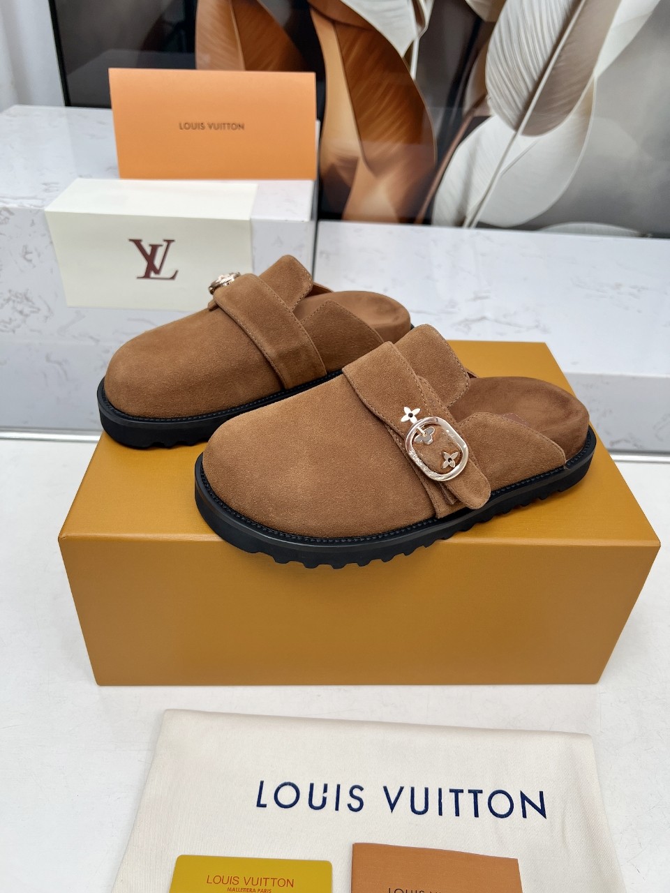 Louis Vuitton路易斯登新款包头半拖拖 winterbreak comfert 平底拖鞋lv 字母和monogram 3