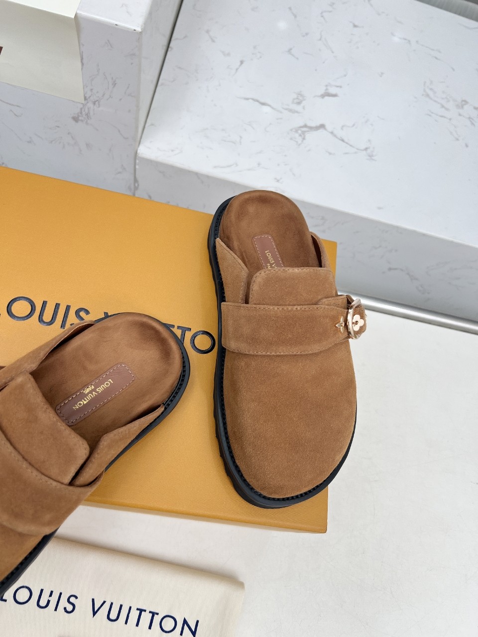 Louis Vuitton路易斯登新款包头半拖拖 winterbreak comfert 平底拖鞋lv 字母和monogram 6