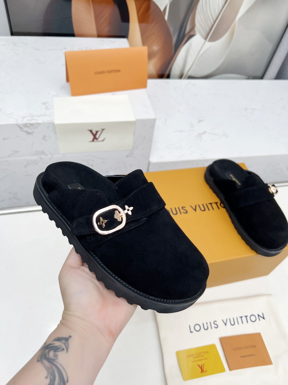 NO:534150,Louis Vuitton Louise's new style of bag-toe semi-drag winterbreak comfort flat slippers LV letters and monogram floral embellishment leather surface, paired with sheepskin inner and outdoor wear. The water platform is made of high-density foam material, light and comfortable, the sole has a certain thickness, and the height-enhancing effect is also good!  Number of codes: 35-45#, semi-drag, louis vuitton, louis vuitton, louis vuitton, slippers, sheepskin19860909Louis Vuitton路易斯登新款包头半拖拖 winterbreak comfert 平底拖鞋lv 字母和monogram 花卉点缀图案的皮面,搭配羊皮内里,室内外穿着皆宜.水台高密度发泡材质,轻盈舒适,鞋底有一定厚度,增高效果也不错！ 码数:35-45#,半拖,louis vuitton,louis vuitton,louis vuitton,slippers,sheepskin,Women's Shoes
