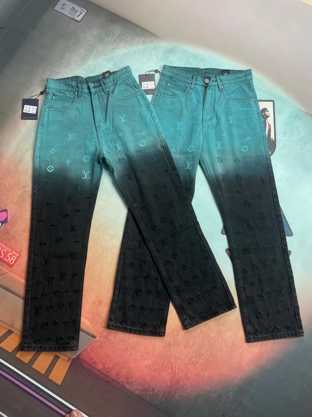 P135 🔘Louis Vuitton𝐋𝐨𝐮𝐢𝐬 𝐕𝐮𝐢𝐭𝐭𝐨𝐧 24FW Vaqueros estilo pasarela de marca compartida con bordados degradados…