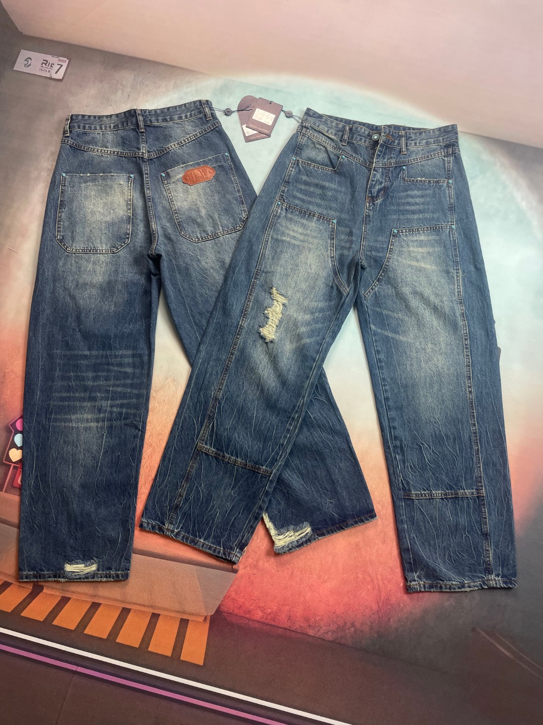 P135 🔘Louis Vuitton𝐋𝐨𝐮𝐢𝐬 𝐕𝐮𝐢𝐭𝐭𝐨𝐧 24FW Jeans turquesas* [Little Red Book Hot Style] ¡Estos jeans LV son sim…